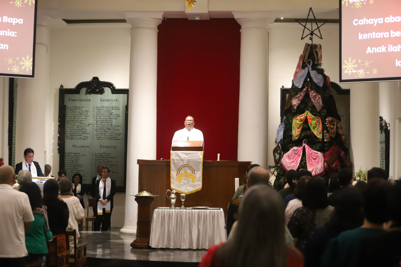 Jemaat GPIB Immanuel sedang melaksanakan ibadah Misa malam Natal dengan khusyuk dan berdoa semoga mendapat berkat di Natal 2024 (Ashar/SinPo.id)