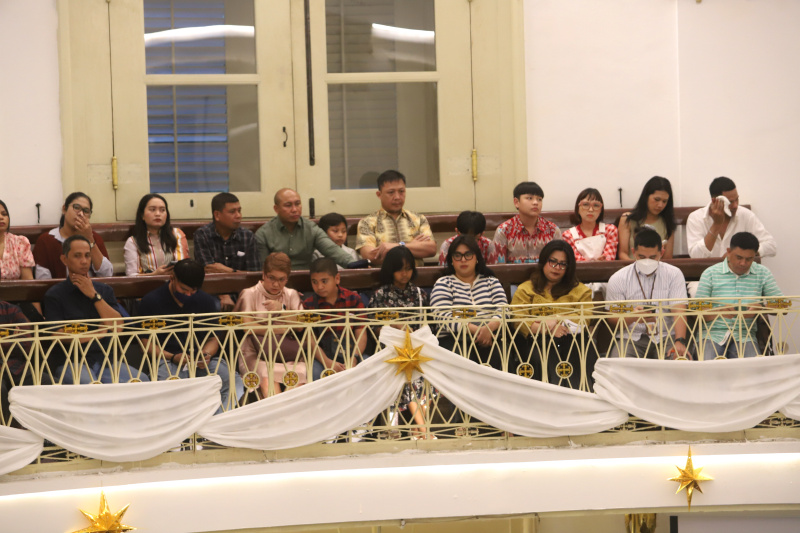 Jemaat GPIB Immanuel sedang melaksanakan ibadah Misa malam Natal dengan khusyuk dan berdoa semoga mendapat berkat di Natal 2024 (Ashar/SinPo.id)