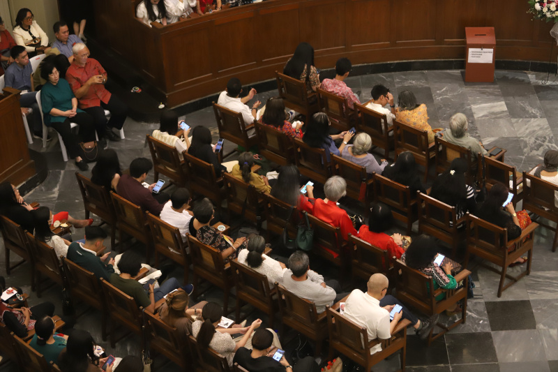 Jemaat GPIB Immanuel sedang melaksanakan ibadah Misa malam Natal dengan khusyuk dan berdoa semoga mendapat berkat di Natal 2024 (Ashar/SinPo.id)