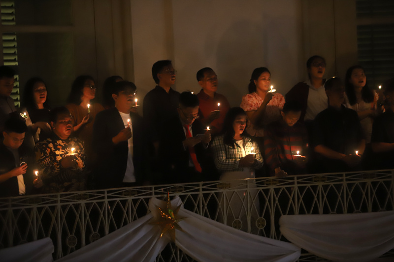 Jemaat GPIB Immanuel sedang melaksanakan ibadah Misa malam Natal dengan khusyuk dan berdoa semoga mendapat berkat di Natal 2024 (Ashar/SinPo.id)