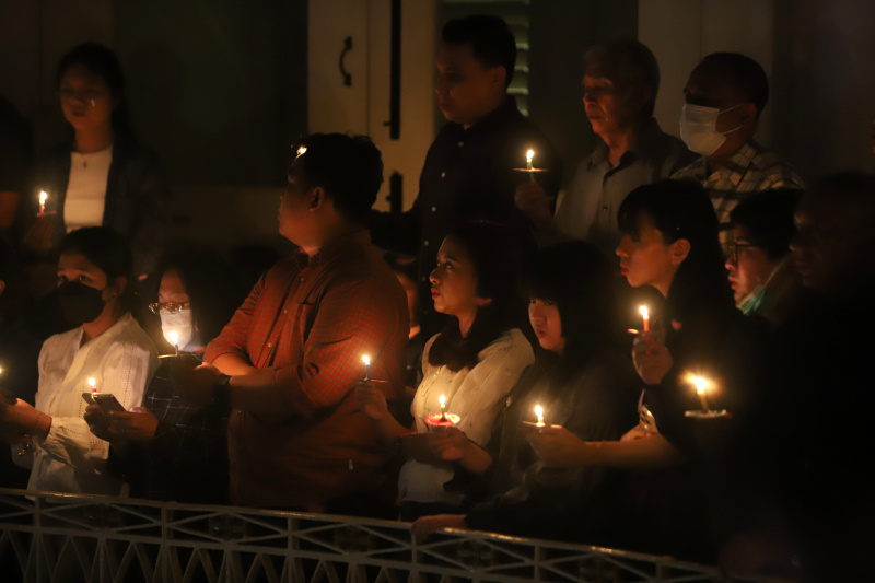 Jemaat GPIB Immanuel sedang melaksanakan ibadah Misa malam Natal dengan khusyuk dan berdoa semoga mendapat berkat di Natal 2024 (Ashar/SinPo.id)