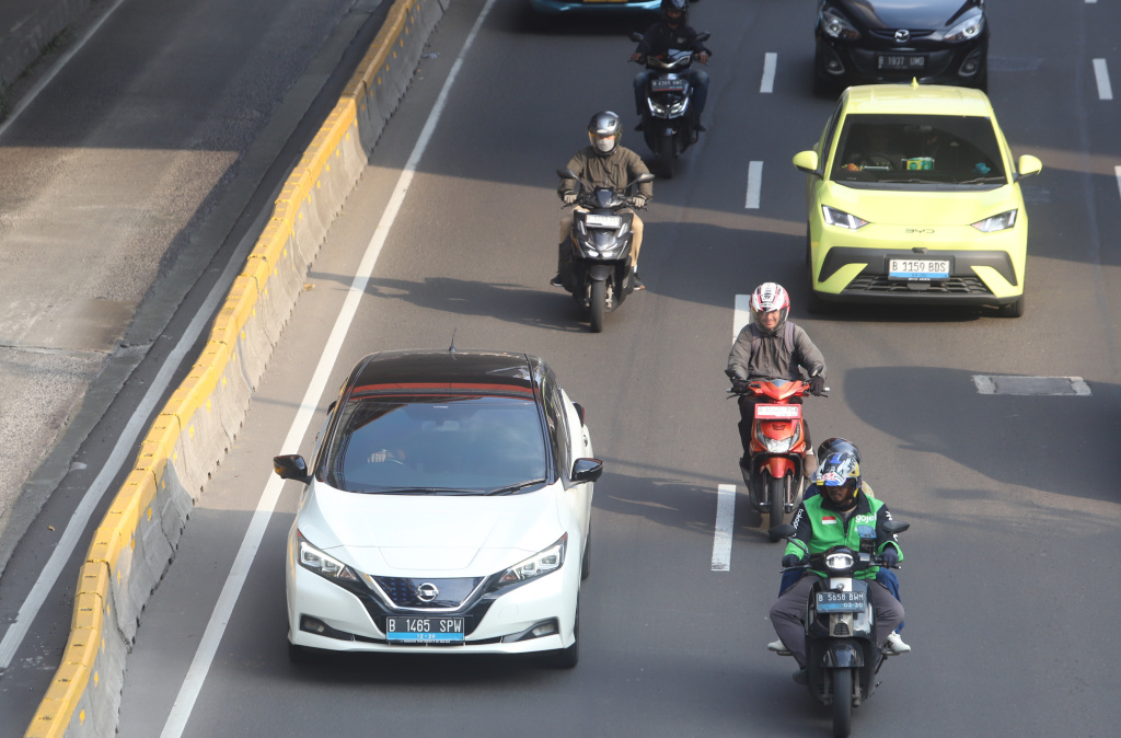 Pemprov DKI Jakarta menetapkan membebaskan Pajak Kendaraan Bermotor Listrik (PKB) dan bebas bea balik nama (BBNKB) sesuai Surat Edaran Menteri Dalam Negeri (Ashar/SinPo.id)