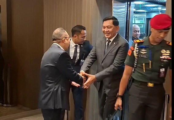Wakil Ketua DPR Prof Sufmi Dasco Ahmad mendampingi Menteri Pertahanan Sjafrie Sjamsoeddin saat mau mengikuti rapat dengan Komisi I DPR (Ashar/SinPo.id)