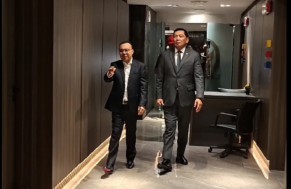 Wakil Ketua DPR Prof Sufmi Dasco Ahmad mendampingi Menteri Pertahanan Sjafrie Sjamsoeddin saat mau mengikuti rapat dengan Komisi I DPR (Ashar/SinPo.id)