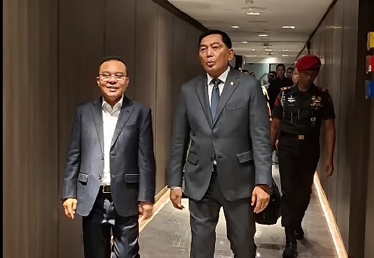 Wakil Ketua DPR Prof Sufmi Dasco Ahmad mendampingi Menteri Pertahanan Sjafrie Sjamsoeddin saat mau mengikuti rapat dengan Komisi I DPR (Ashar/SinPo.id)