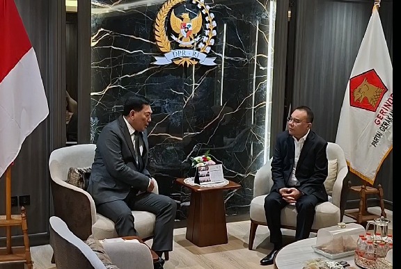 Wakil Ketua DPR Prof Sufmi Dasco Ahmad mendampingi Menteri Pertahanan Sjafrie Sjamsoeddin saat mau mengikuti rapat dengan Komisi I DPR (Ashar/SinPo.id)