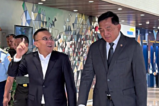 Wakil Ketua DPR Prof Sufmi Dasco Ahmad mendampingi Menteri Pertahanan Sjafrie Sjamsoeddin saat mau mengikuti rapat dengan Komisi I DPR (Ashar/SinPo.id)