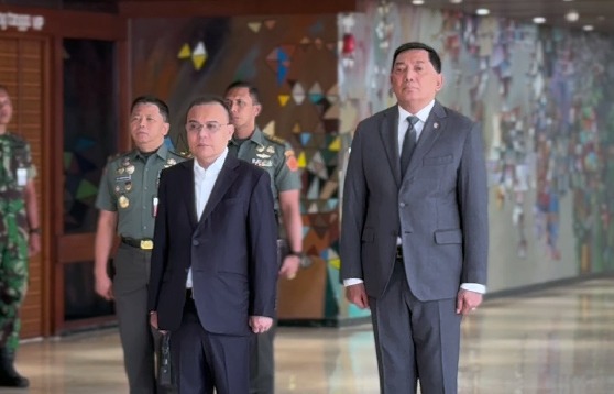 Wakil Ketua DPR Prof Sufmi Dasco Ahmad mendampingi Menteri Pertahanan Sjafrie Sjamsoeddin saat mau mengikuti rapat dengan Komisi I DPR (Ashar/SinPo.id)