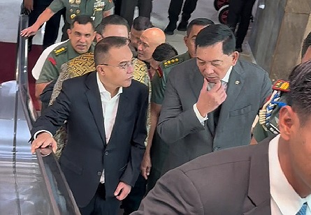 Wakil Ketua DPR Prof Sufmi Dasco Ahmad mendampingi Menteri Pertahanan Sjafrie Sjamsoeddin saat mau mengikuti rapat dengan Komisi I DPR (Ashar/SinPo.id)