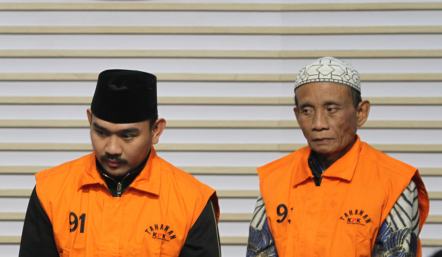 KPK tahan Bupati Bekasi. (Agus Priatna/SinPo.id)