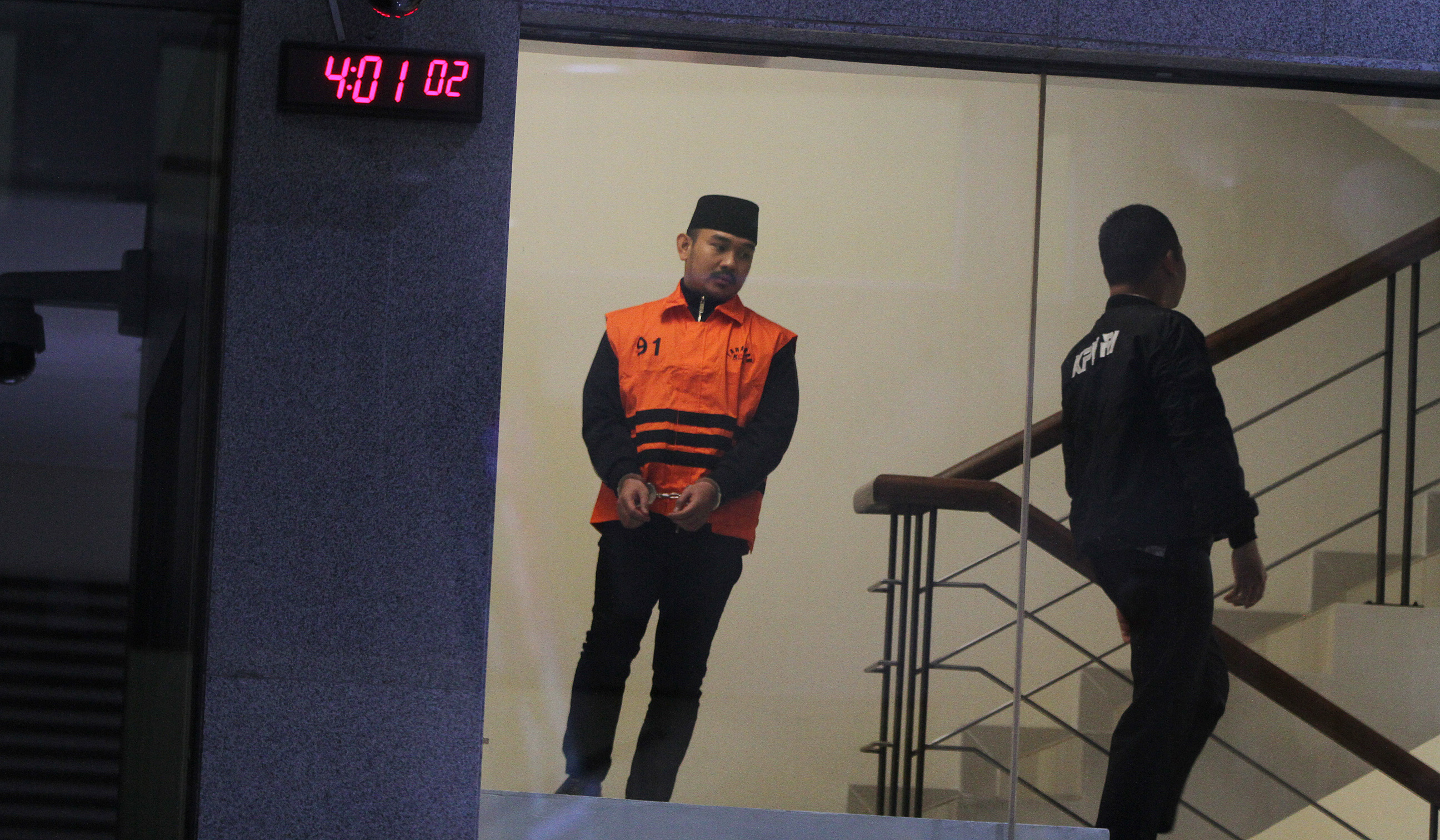 KPK tahan Bupati Bekasi. (Agus Priatna/SinPo.id)