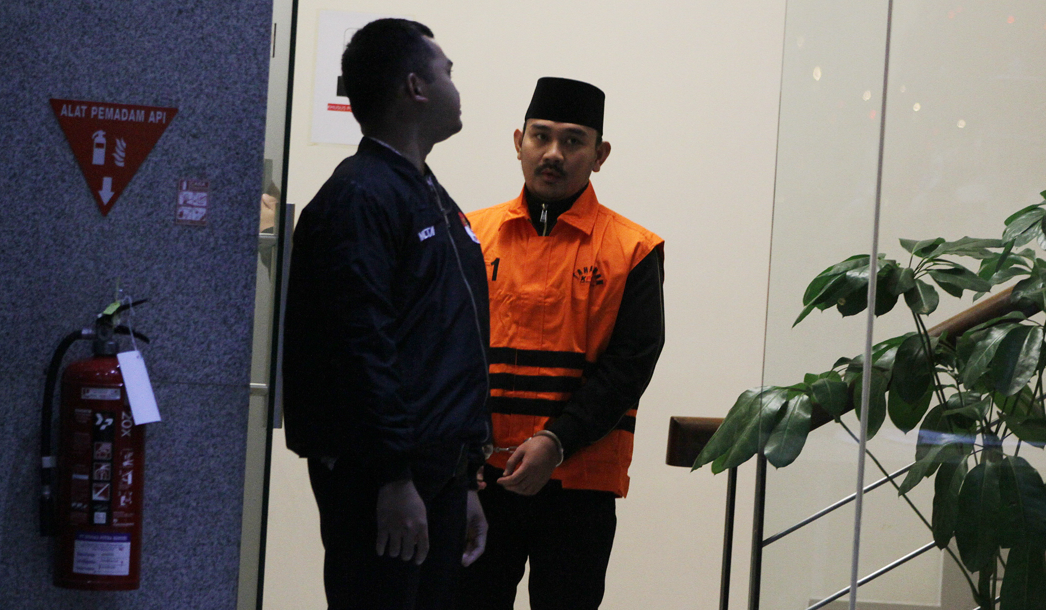 KPK tahan Bupati Bekasi. (Agus Priatna/SinPo.id)