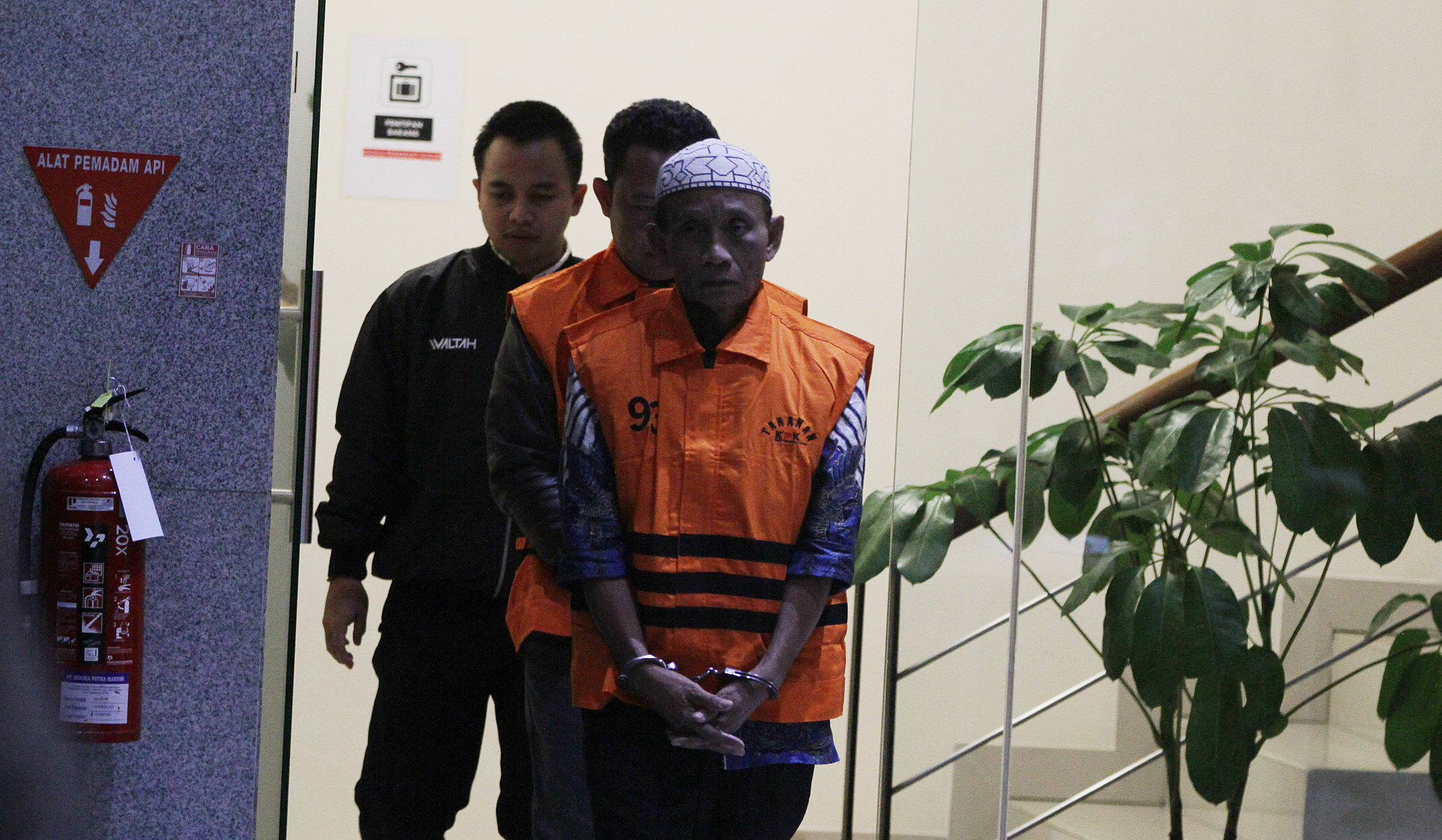 KPK tahan Bupati Bekasi. (Agus Priatna/SinPo.id)