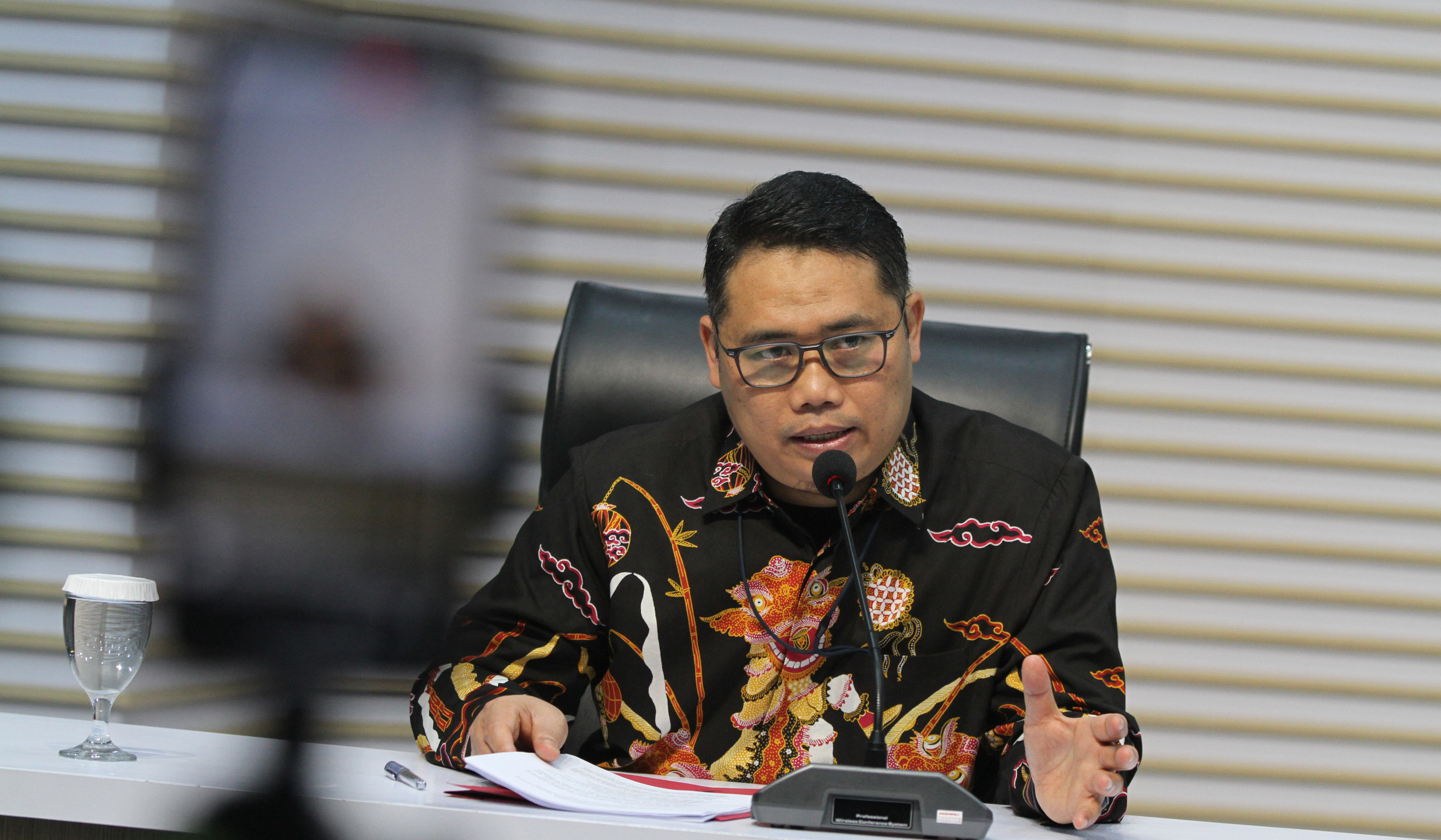 KPK tahan Bupati Bekasi. (Agus Priatna/SinPo.id)