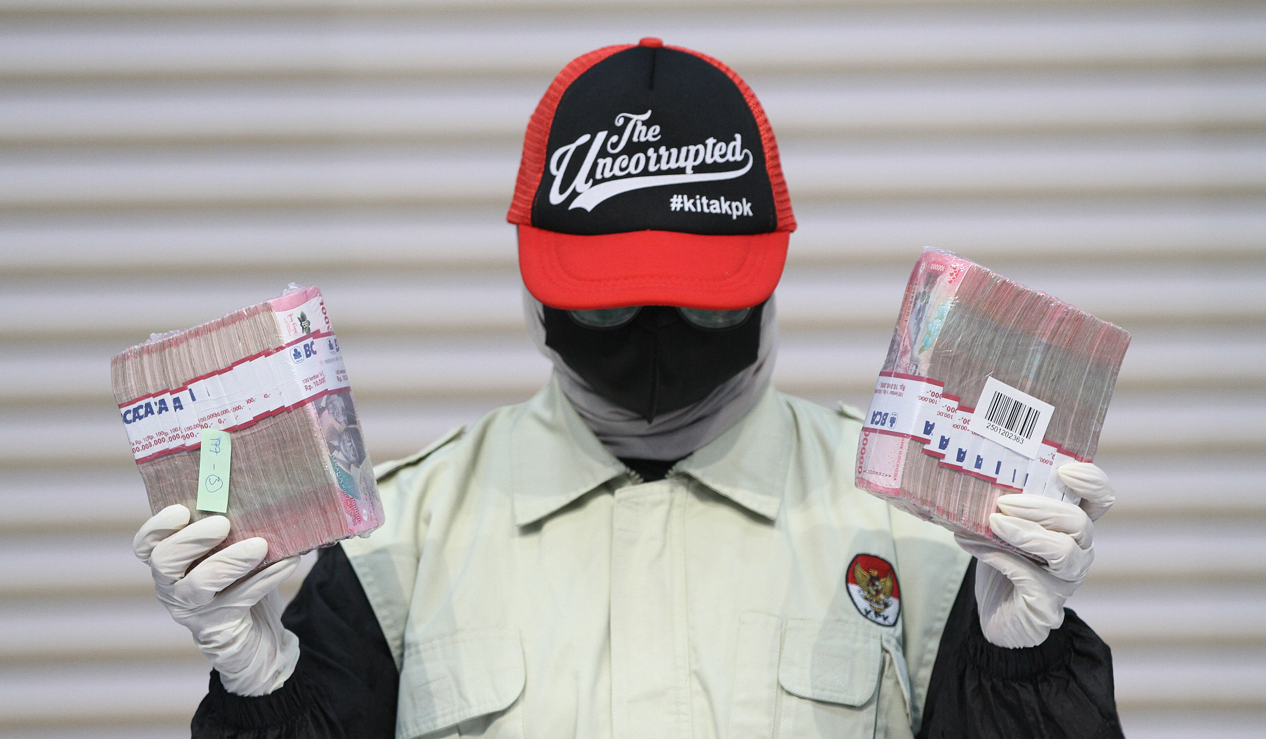 KPK tahan Bupati Bekasi. (Agus Priatna/SinPo.id)