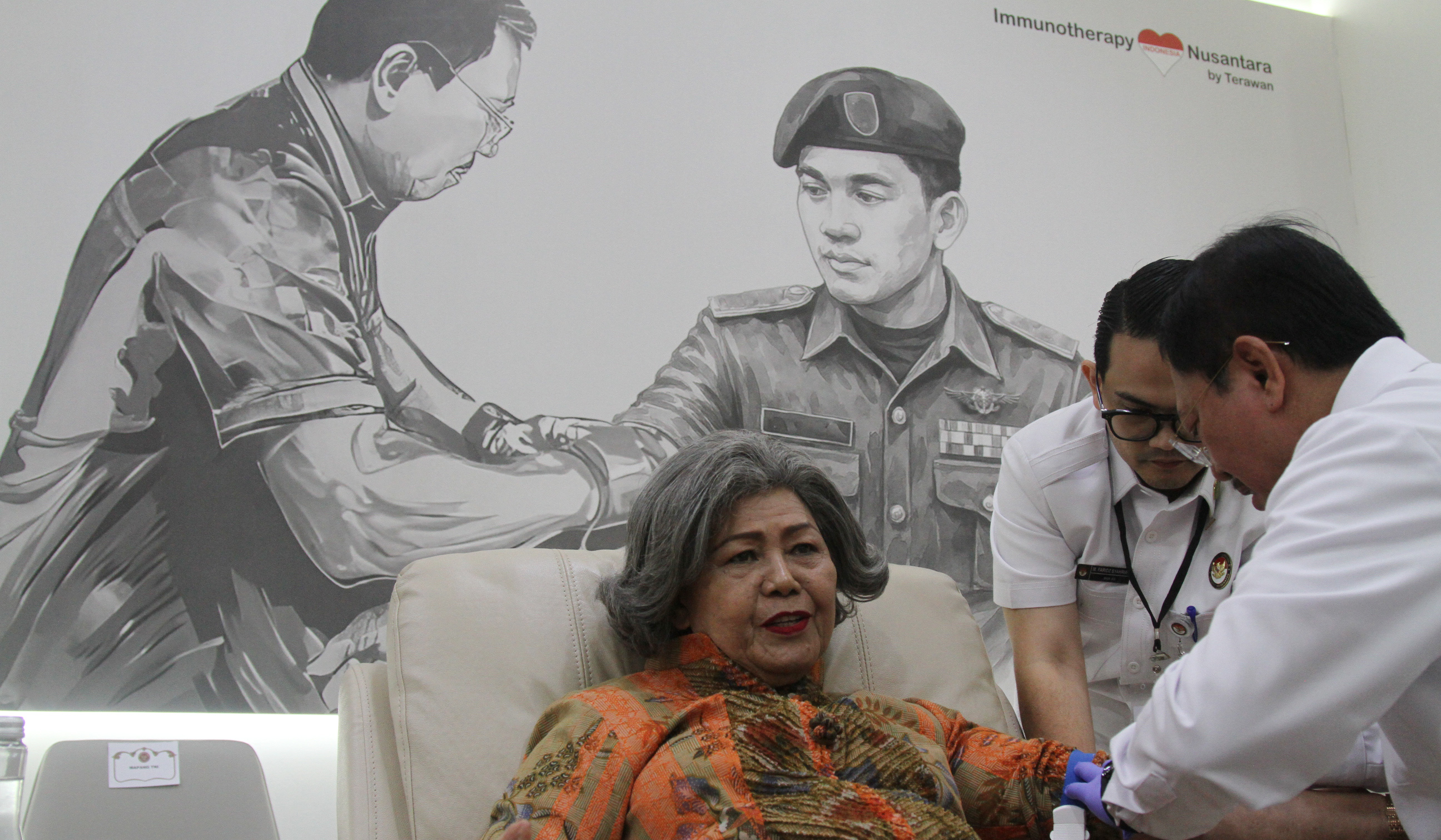 Dokter Terawan menangani pasien Immunotherapy Nusantara. (Agus Priatna/SinPo.id)