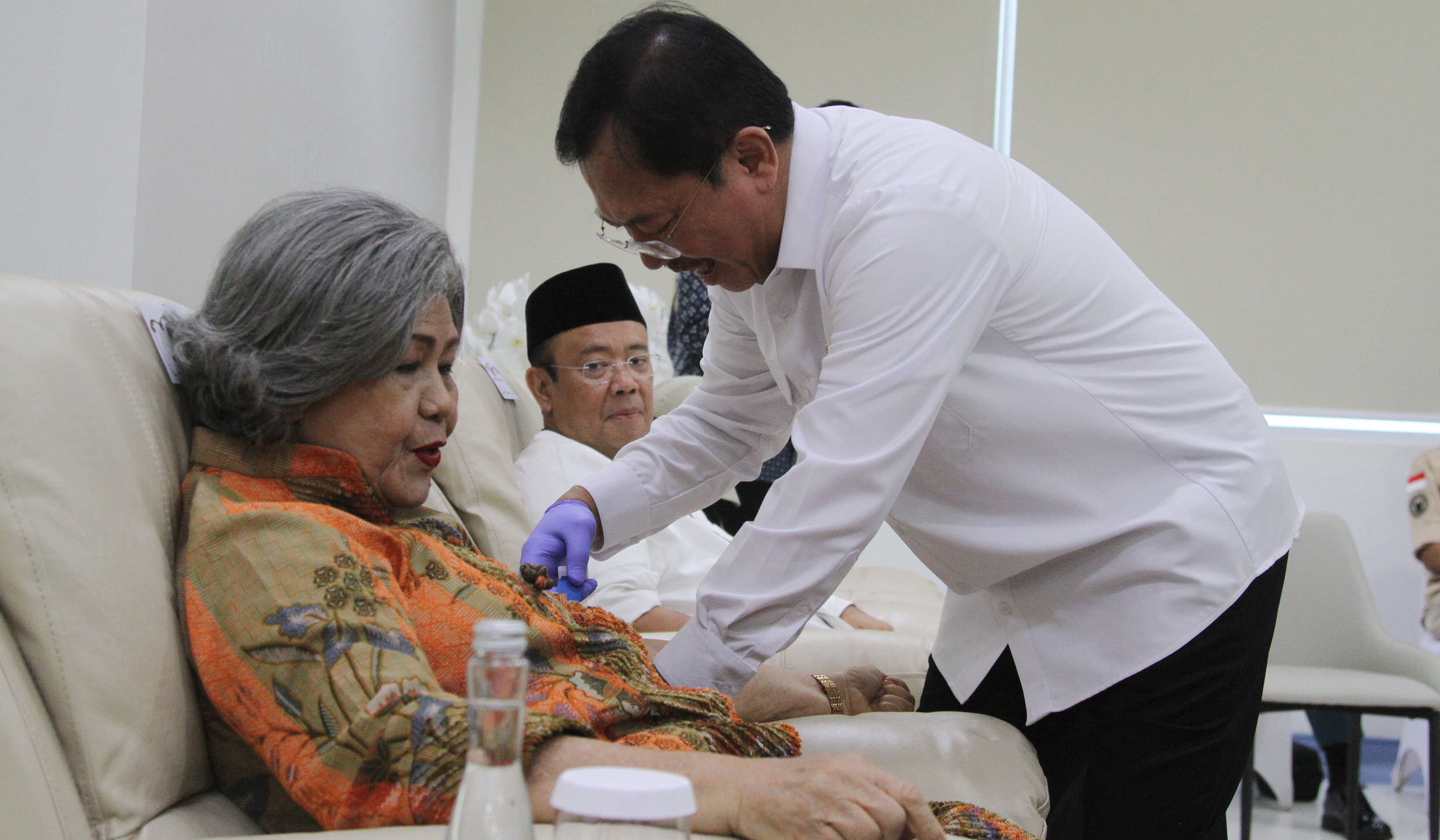 Dokter Terawan menangani pasien Immunotherapy Nusantara. (Agus Priatna/SinPo.id)