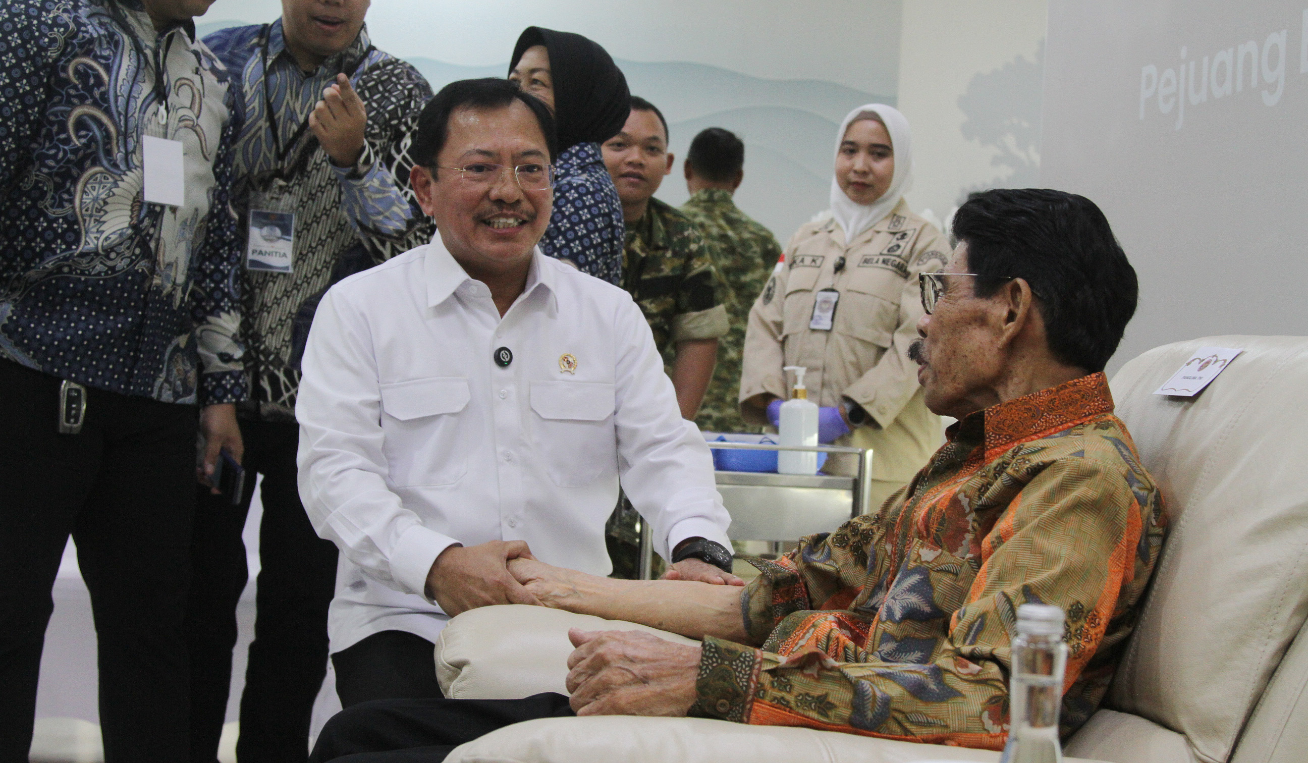 Dokter Terawan menangani pasien Immunotherapy Nusantara. (Agus Priatna/SinPo.id)