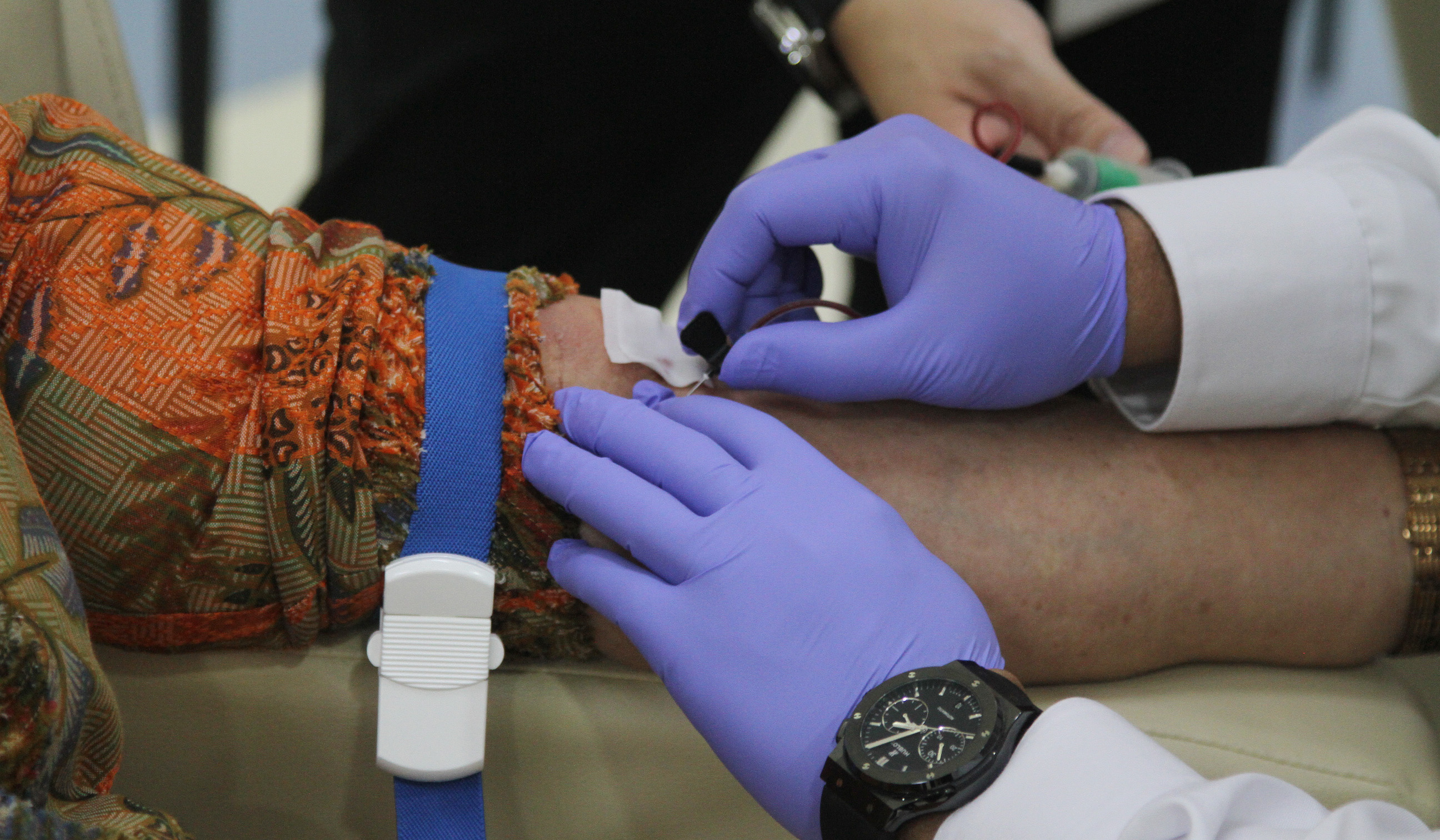 Dokter Terawan menangani pasien Immunotherapy Nusantara. (Agus Priatna/SinPo.id)