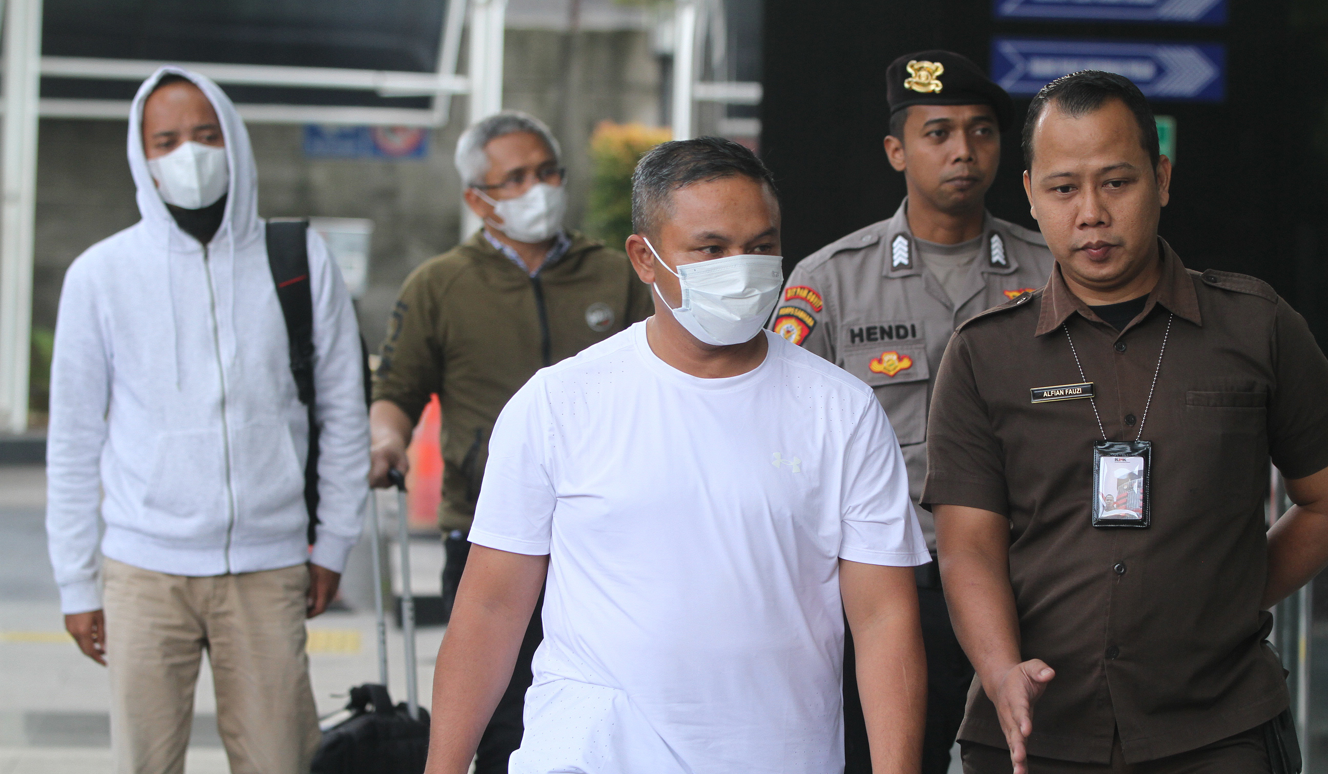 Gubernur Riau tiba di KPK. (Agus Priatna/SinPo.id)