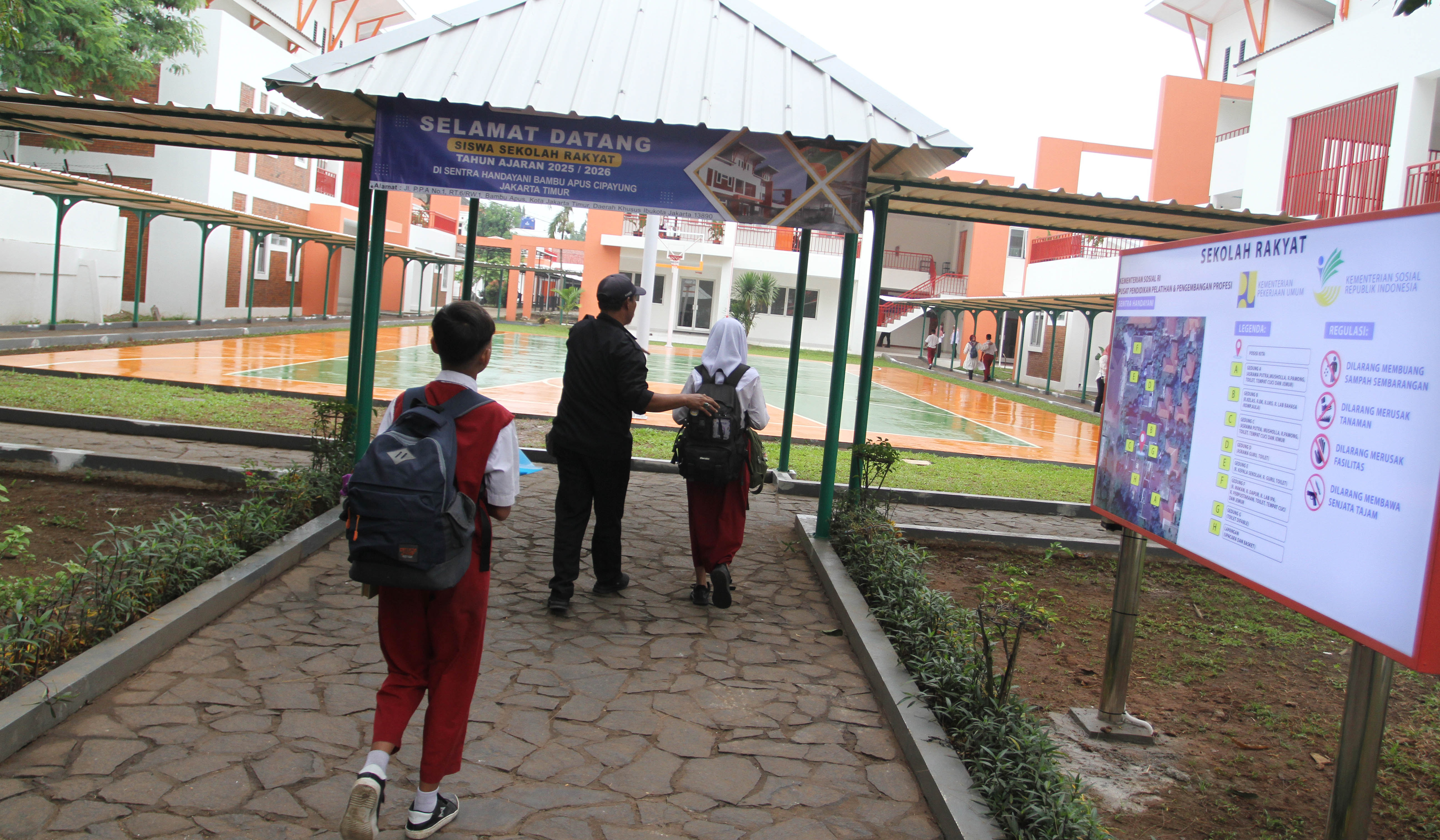 Hari pertama Sekolah Rakyat Sentra Handayani di Jakarta. (Agus Priatna/SinPo.id)