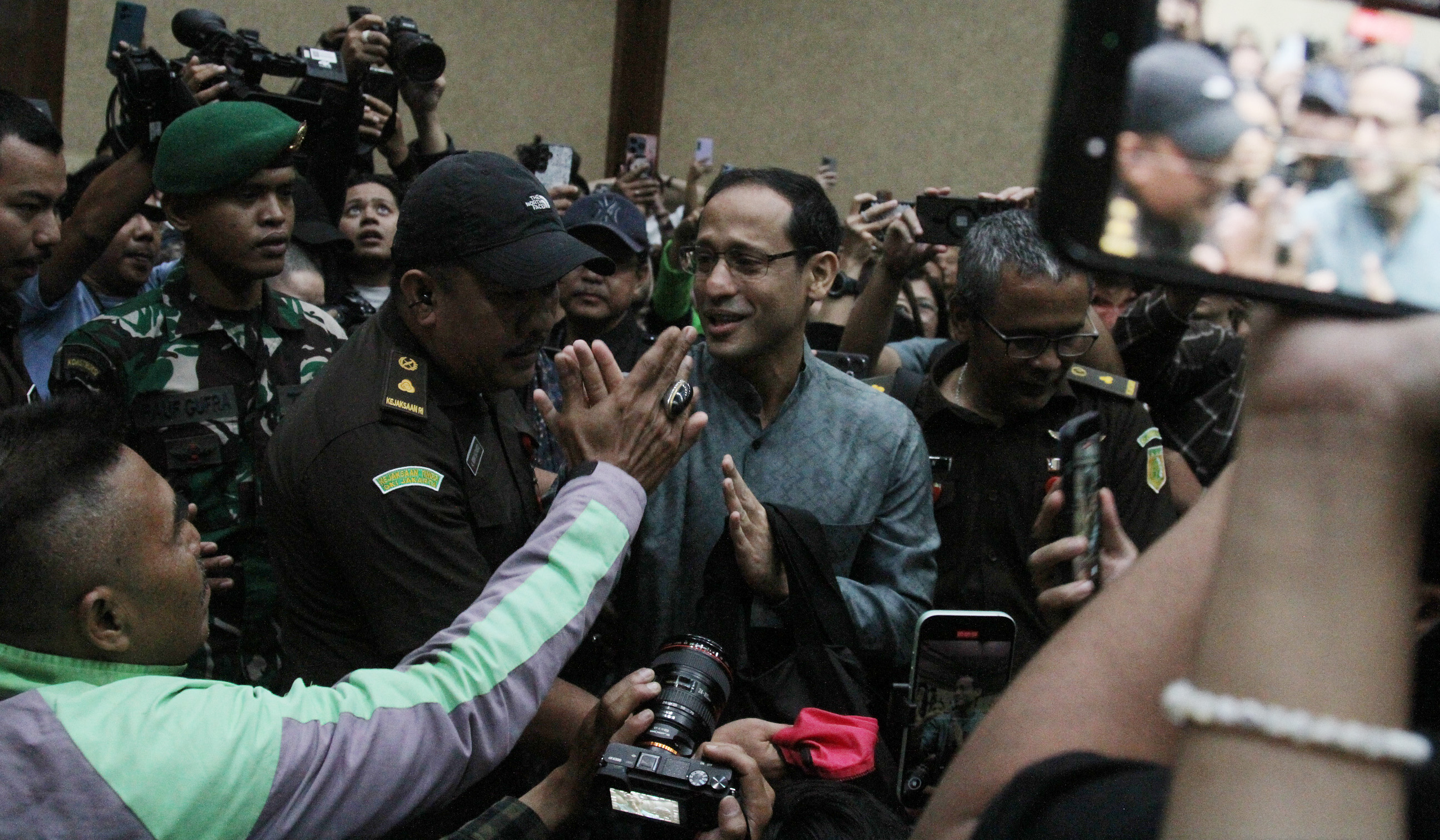 Sidang perdana Nadiem Makarim. (Agus Priatna/SinPo.id)