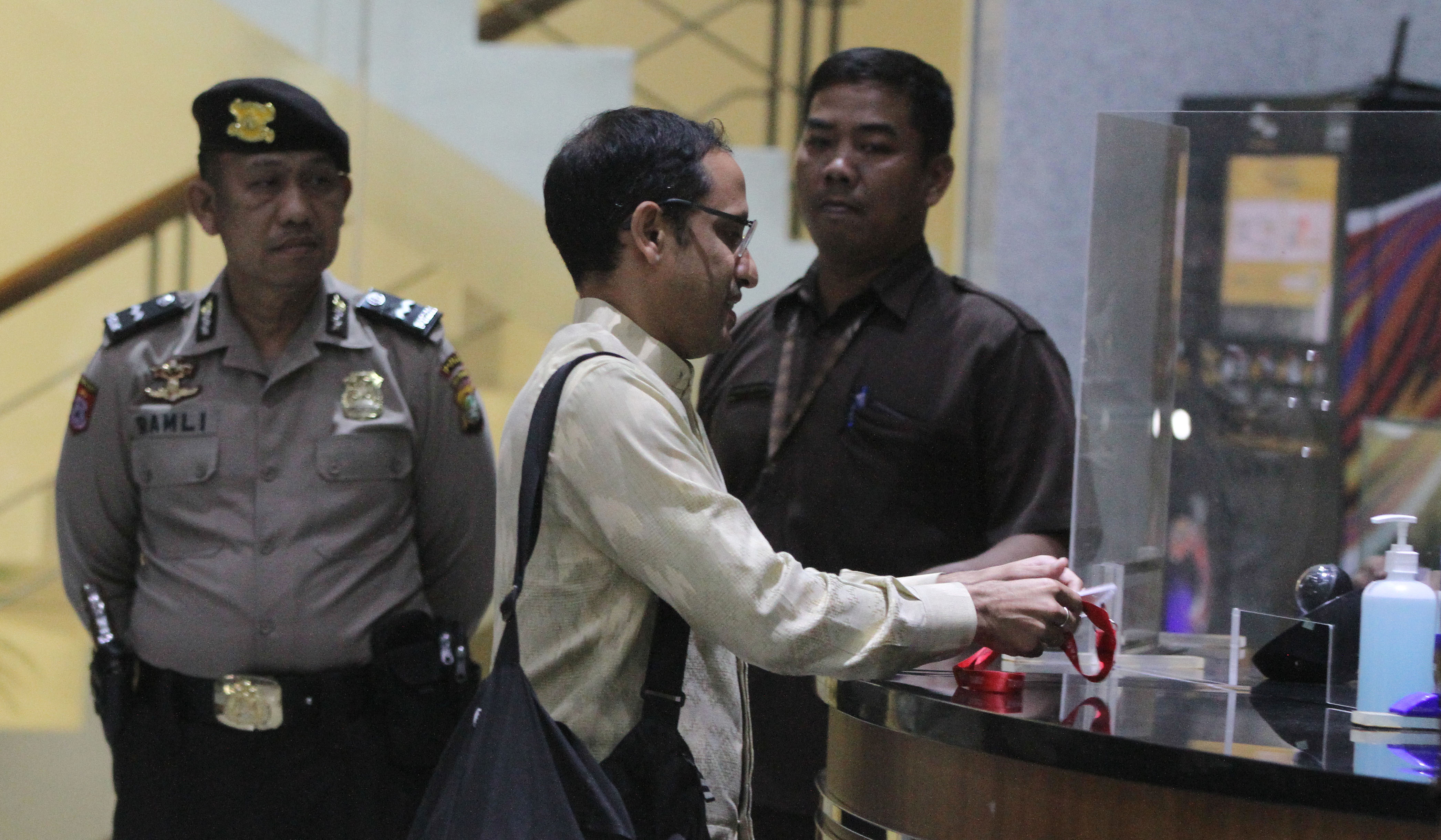 Nadiem usai diperiksa KPK. (Agus Priatna/SinPo.id)