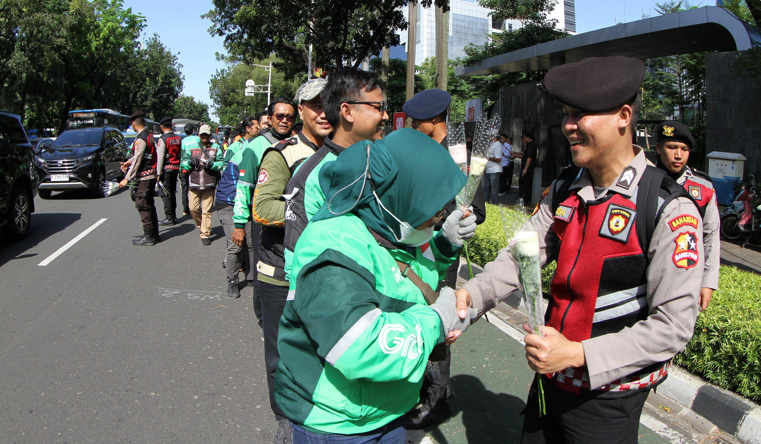 Aksi damai ojol di kawasan Monas, Jakarta. (Agus Priatna/SinPo.id)