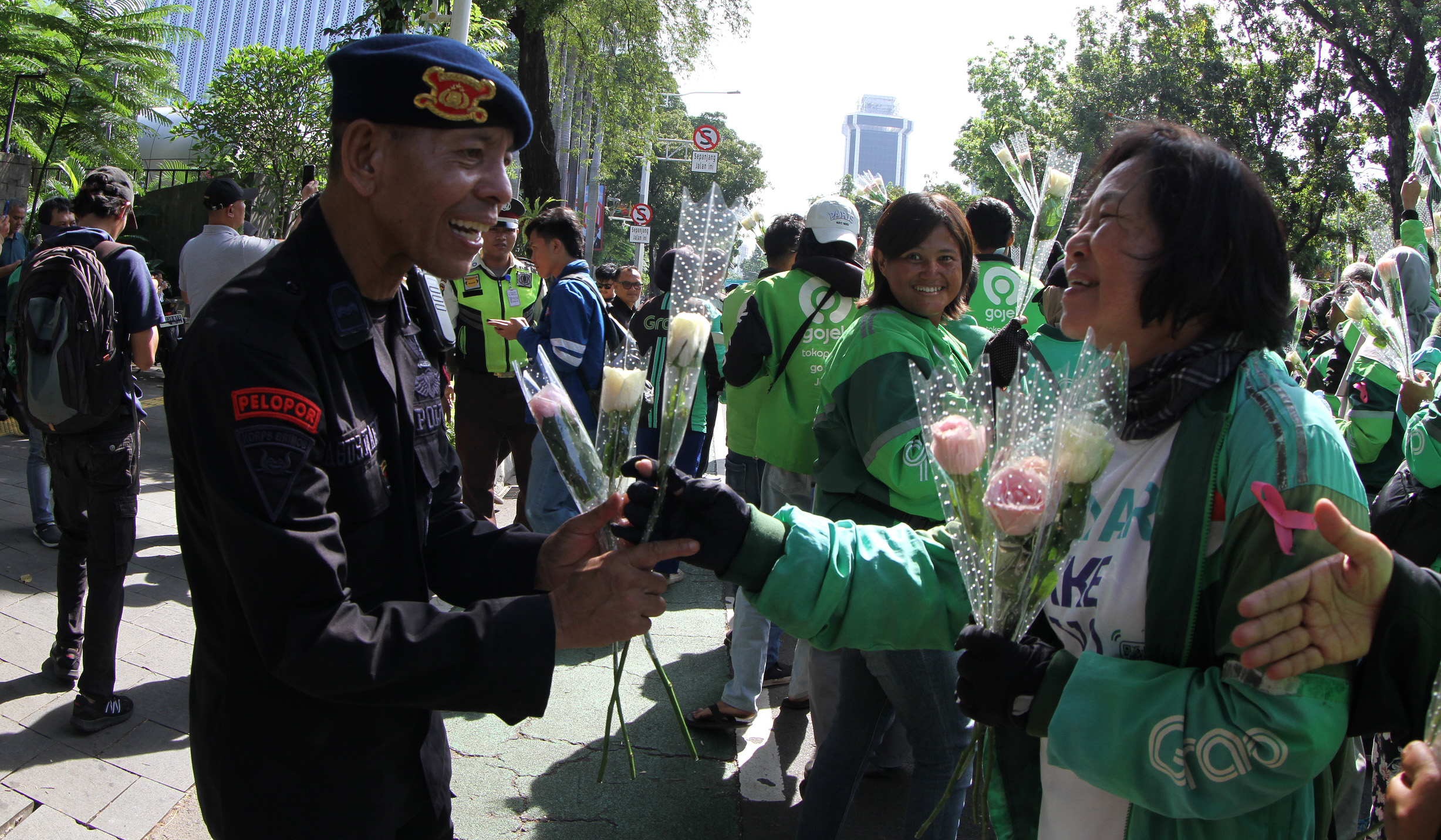 Aksi damai ojol di kawasan Monas, Jakarta. (Agus Priatna/SinPo.id)