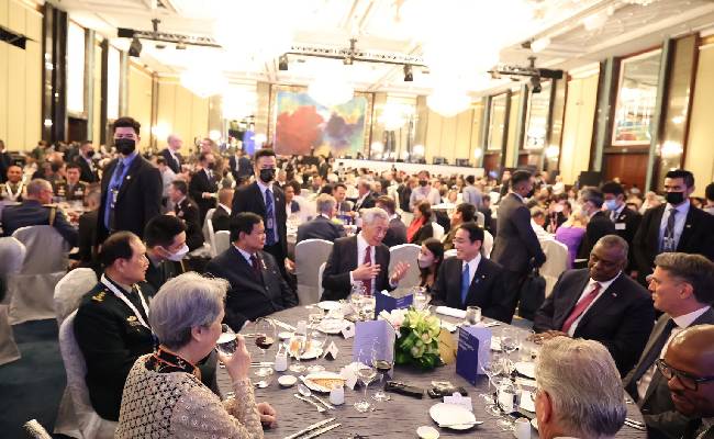 Menteri Pertahanan RI Prabowo Subianto berbincang akrab dengan beberapa pemimpin dunia di acara IISS Shangri-La Dialogue 2022/ist