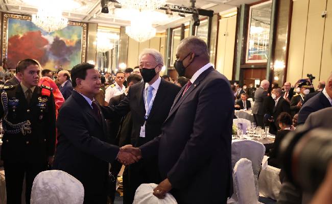 Menteri Pertahanan RI Prabowo Subianto berbincang akrab dengan beberapa pemimpin dunia di acara IISS Shangri-La Dialogue 2022/ist