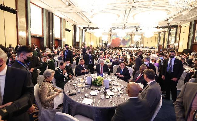 Menteri Pertahanan RI Prabowo Subianto berbincang akrab dengan beberapa pemimpin dunia di acara IISS Shangri-La Dialogue 2022/ist