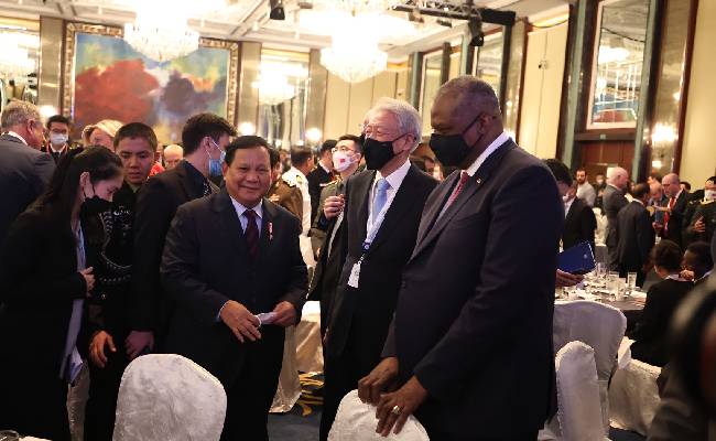 Menteri Pertahanan RI Prabowo Subianto berbincang akrab dengan beberapa pemimpin dunia di acara IISS Shangri-La Dialogue 2022/ist