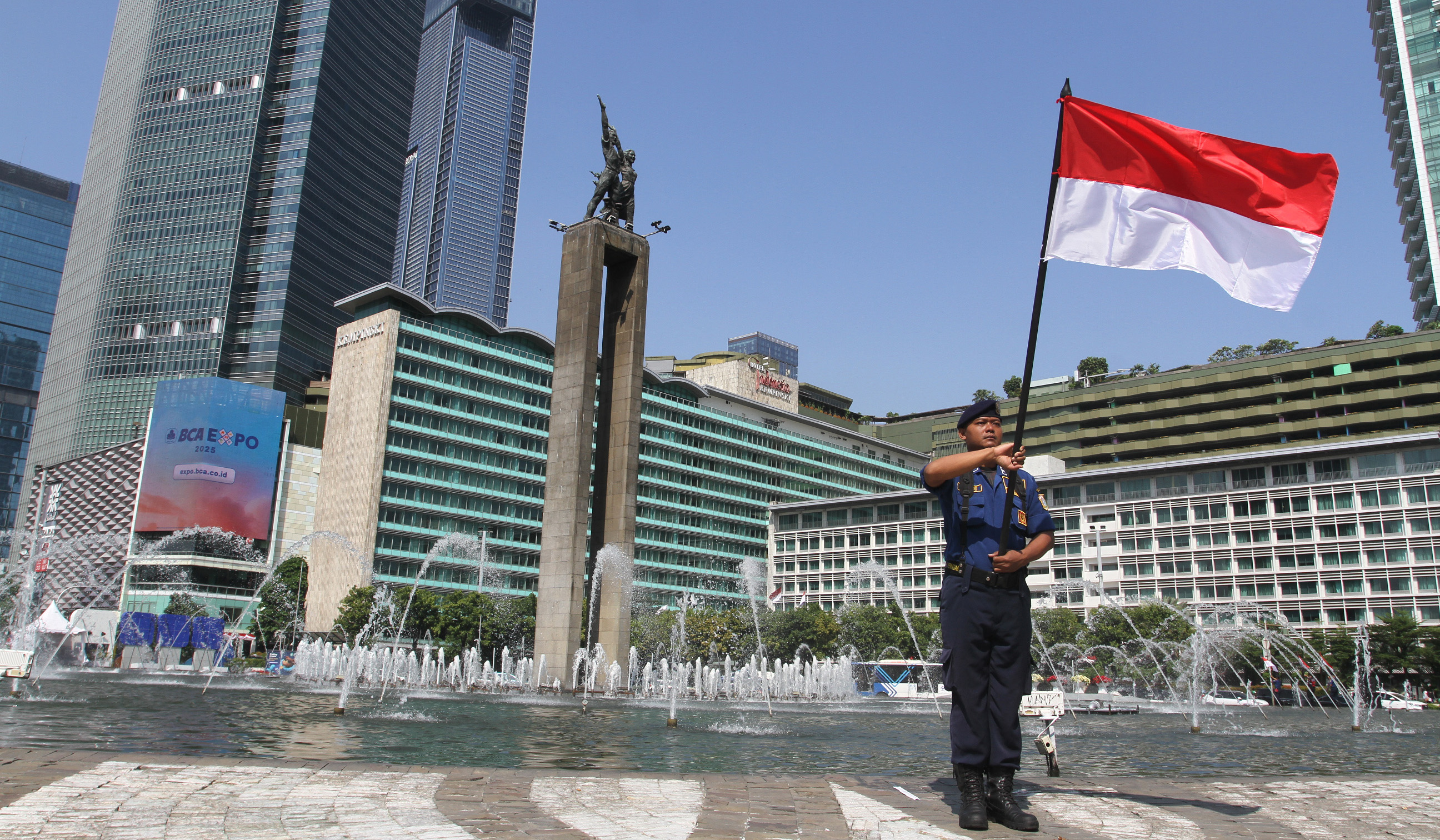 Pengibaran bendera merah putih di Bundaran HI. (Agus Priatna/SinPo.id)