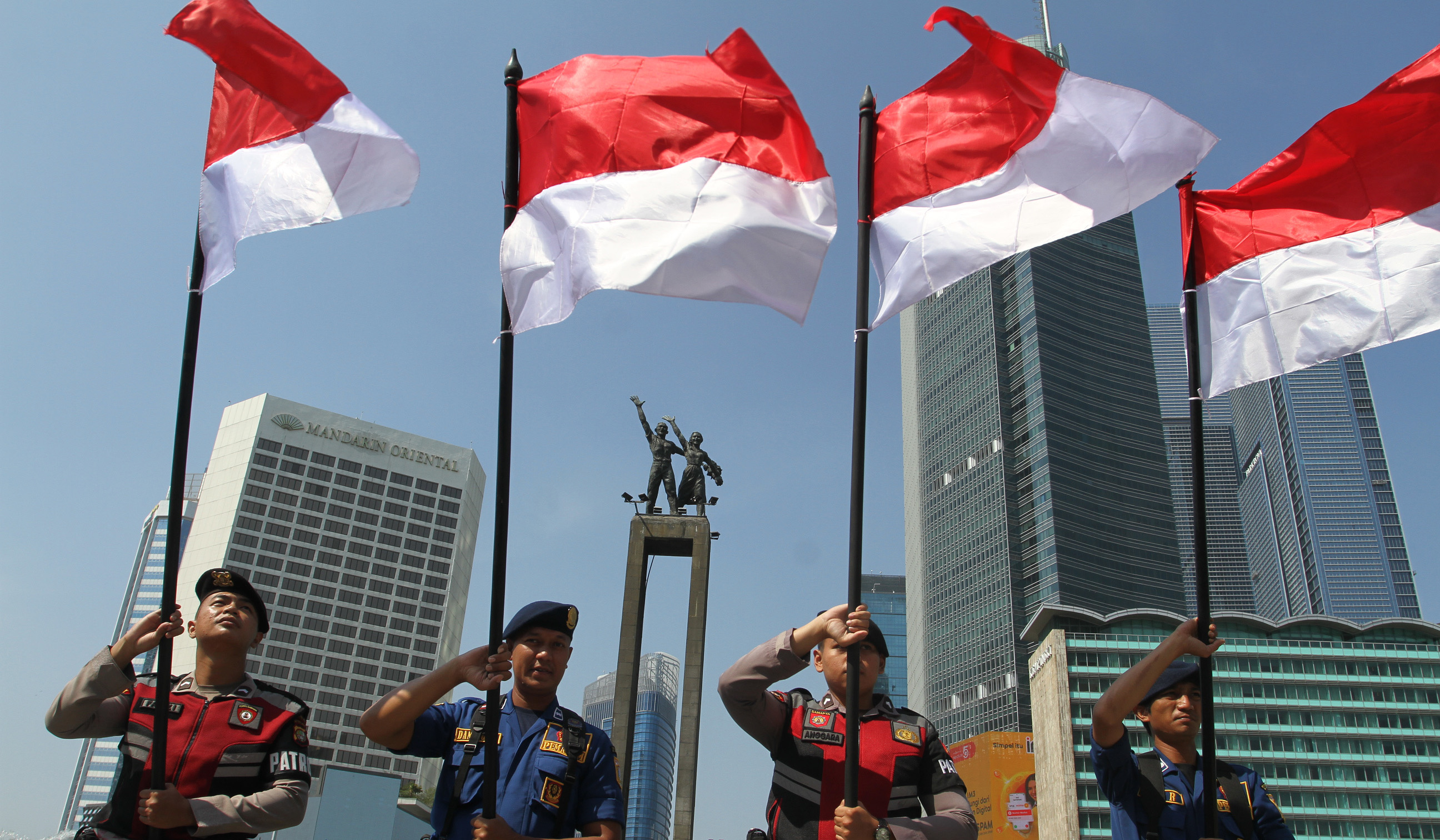 Pengibaran bendera merah putih di Bundaran HI. (Agus Priatna/SinPo.id)