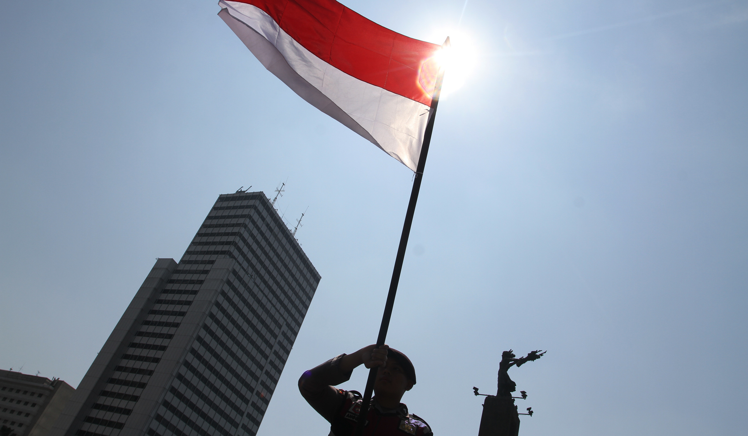 Pengibaran bendera merah putih di Bundaran HI. (Agus Priatna/SinPo.id)