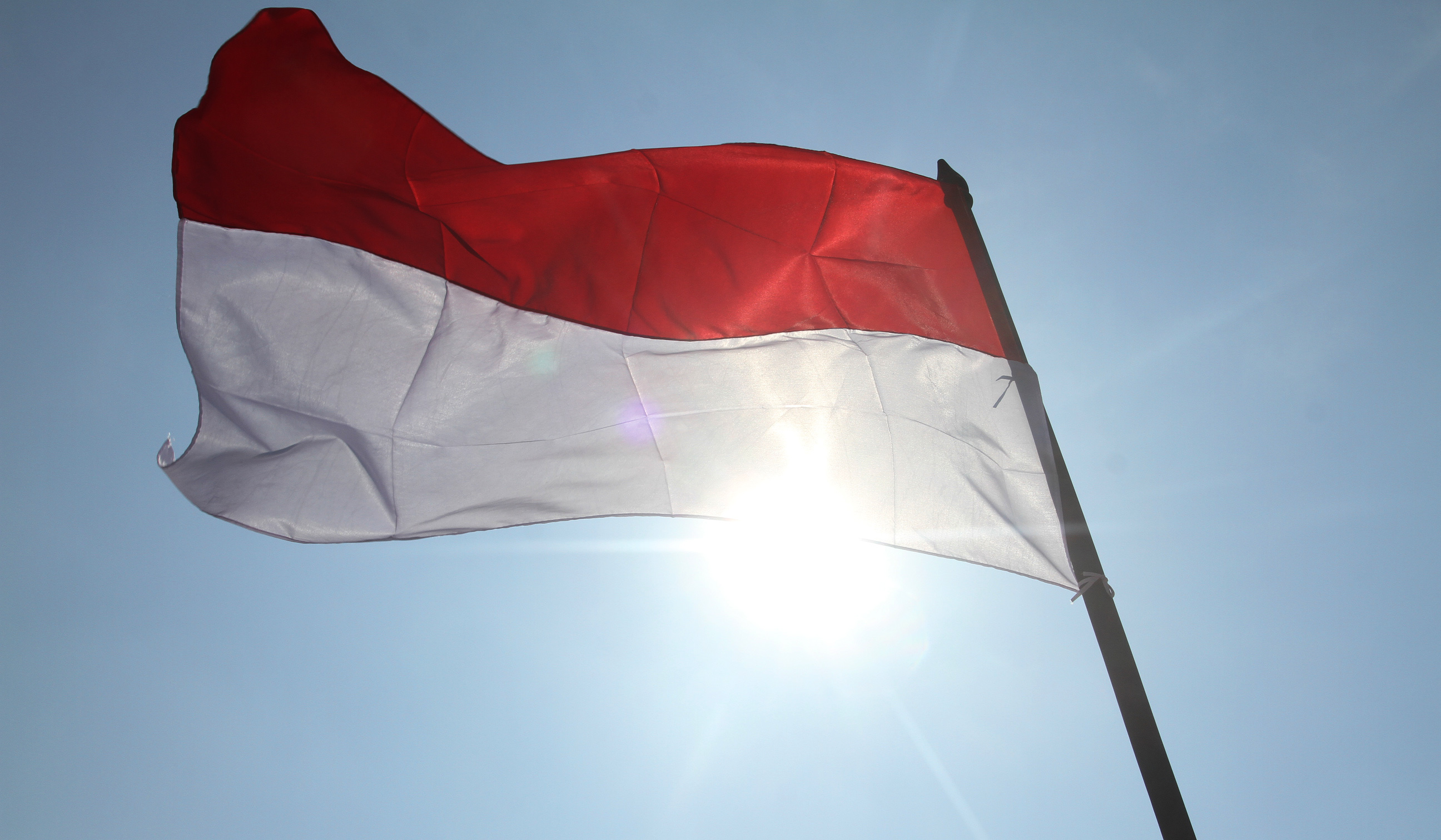 Pengibaran bendera merah putih di Bundaran HI. (Agus Priatna/SinPo.id)