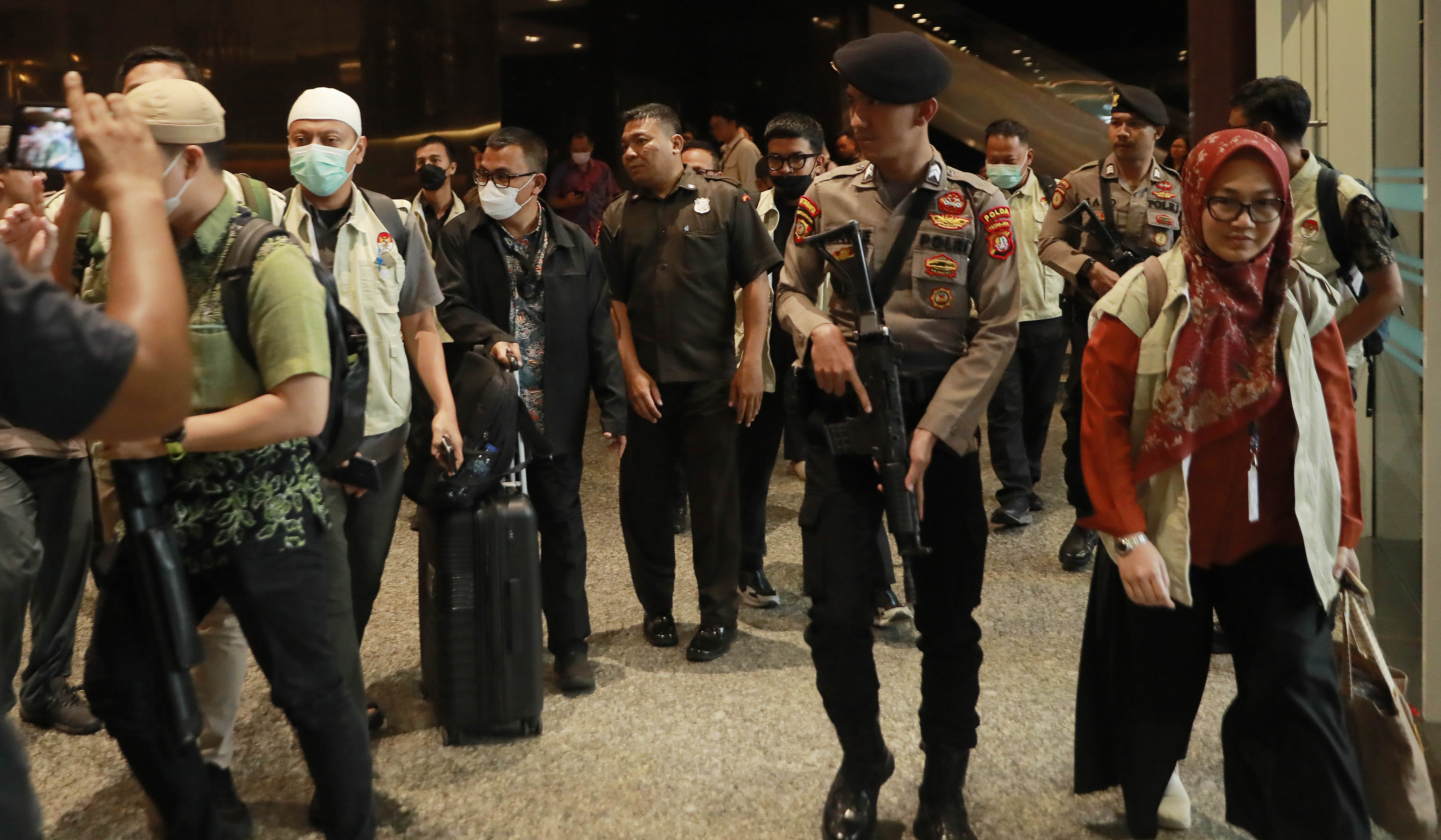 Petugas KPK usai lakukan penggeladan di kantor Ditjen Pajak. (Agus Priatna/SinPo.id)