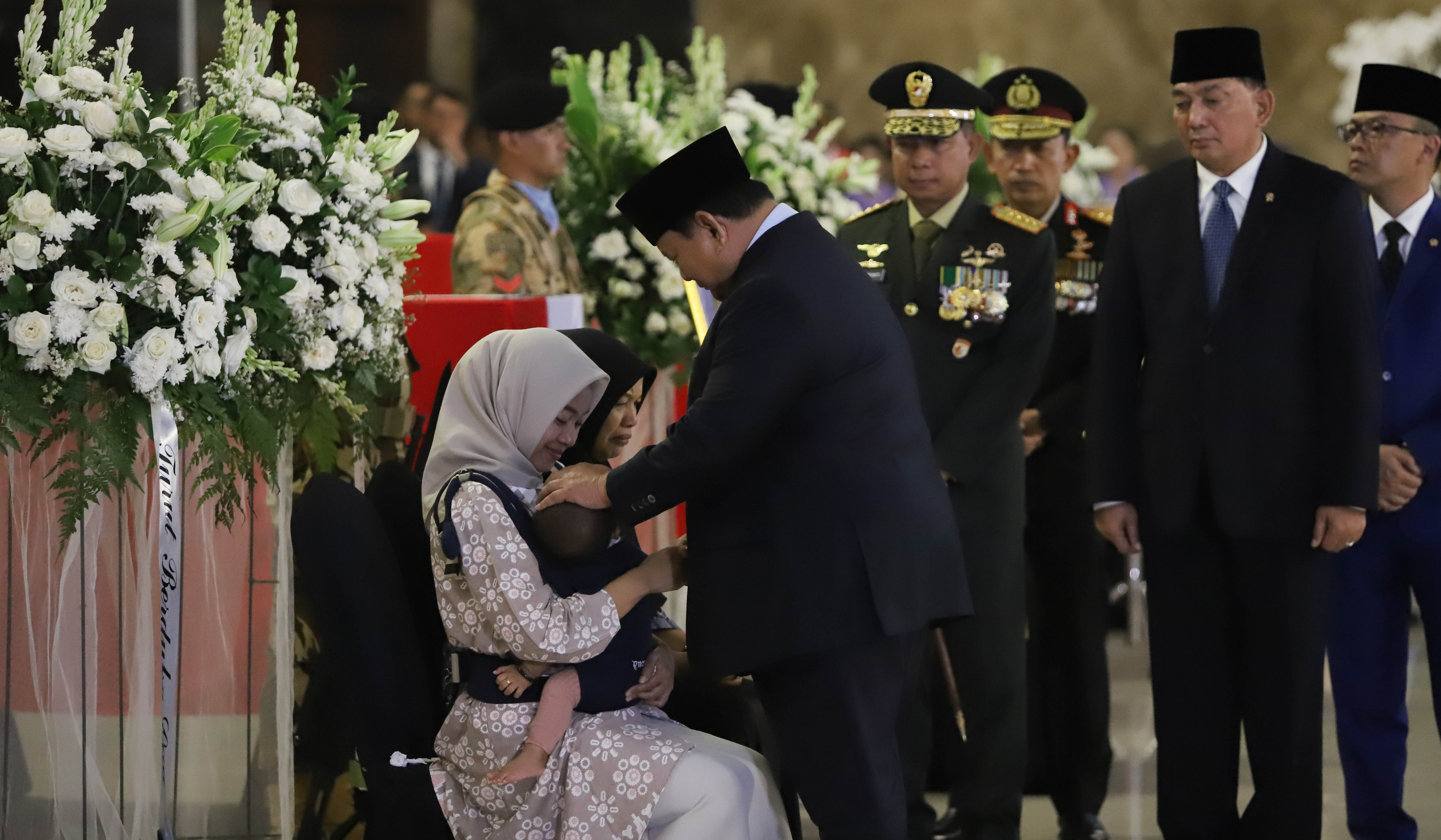 Prabowo pimpin penghormatan 3 prajurit TNI yang Gugur. (Agus Priatna/SinPo.id)