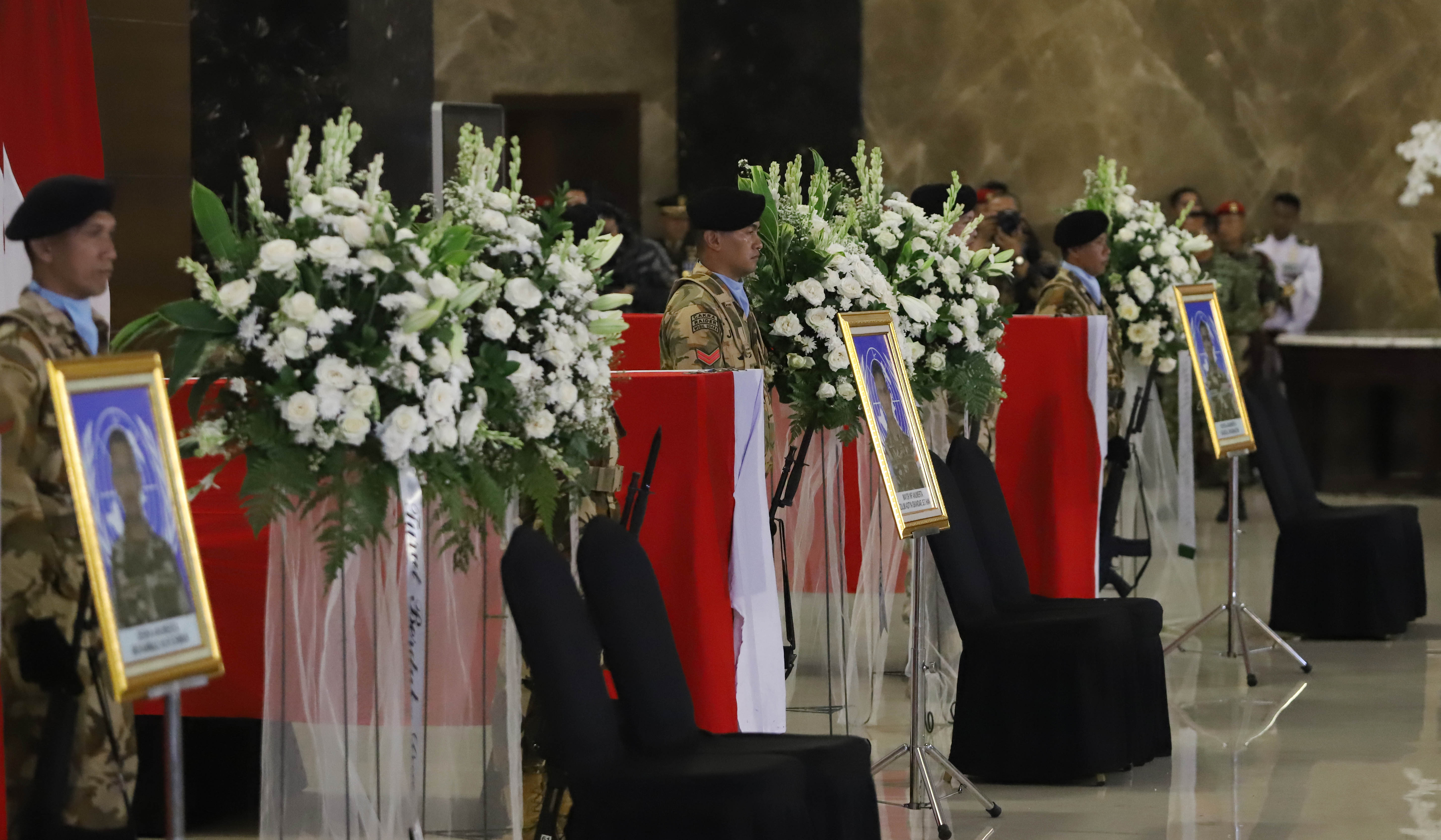 Prabowo pimpin penghormatan 3 prajurit TNI yang Gugur. (Agus Priatna/SinPo.id)