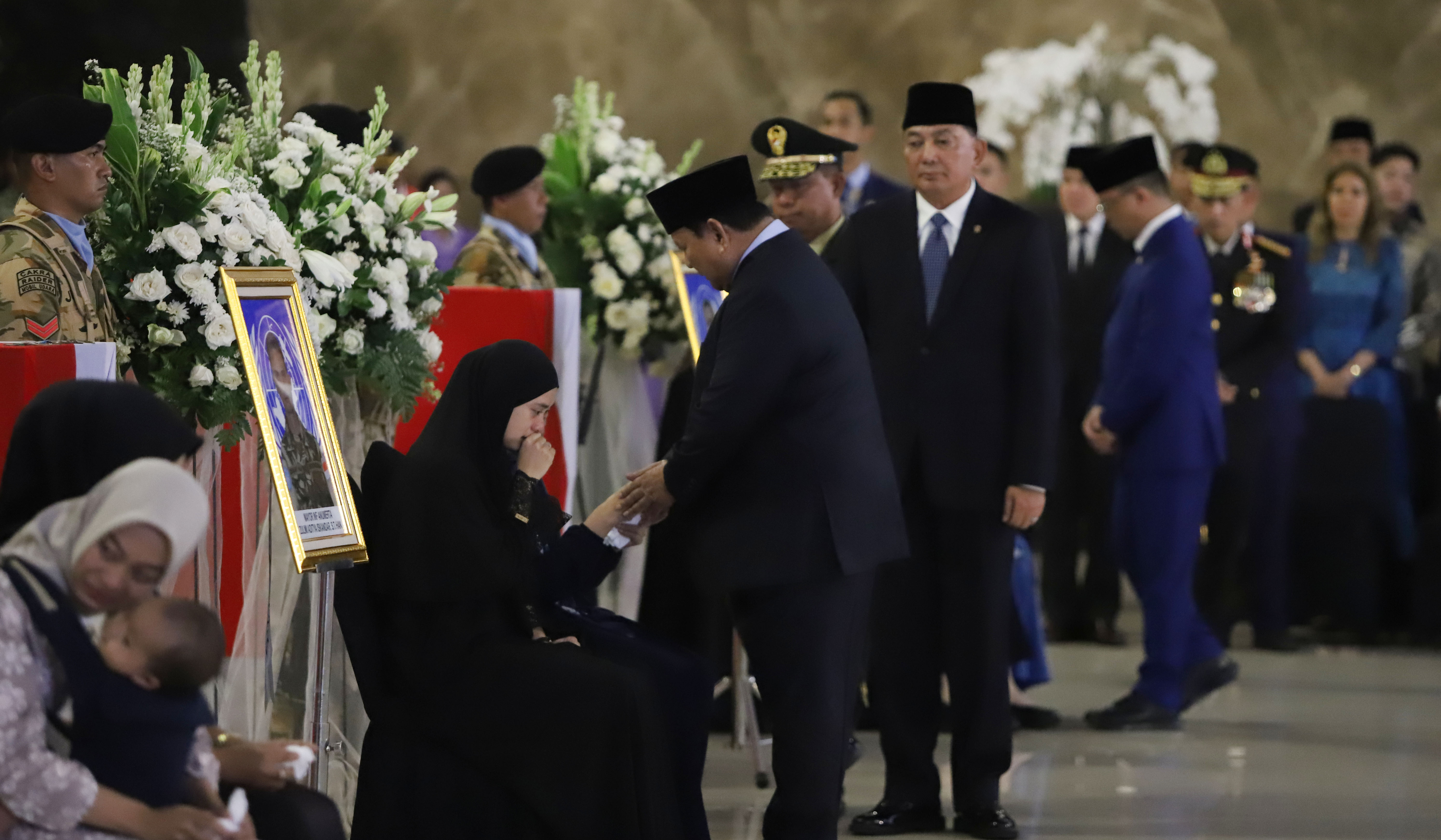 Prabowo pimpin penghormatan 3 prajurit TNI yang Gugur. (Agus Priatna/SinPo.id)