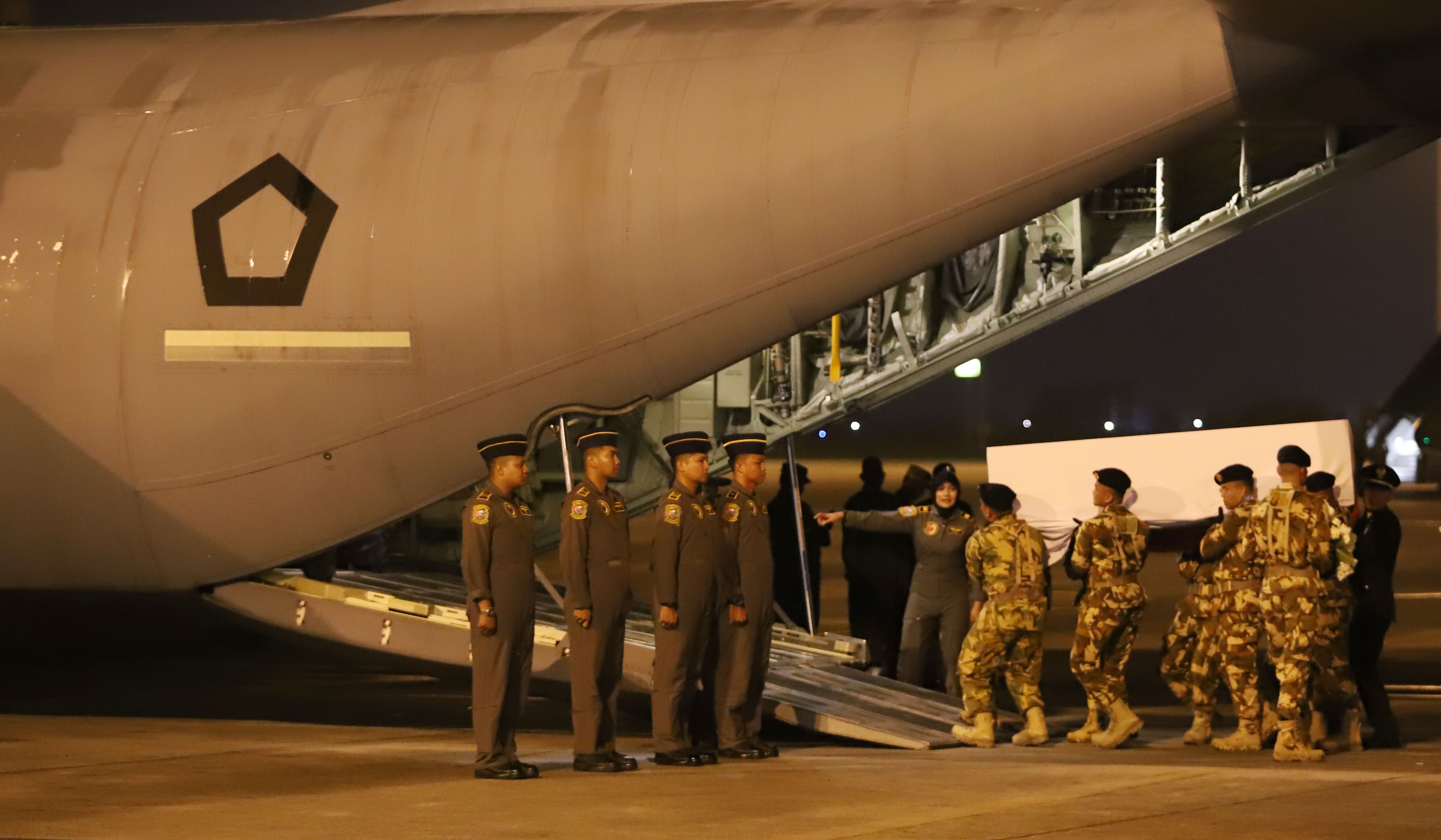 Prabowo pimpin penghormatan 3 prajurit TNI yang Gugur. (Agus Priatna/SinPo.id)