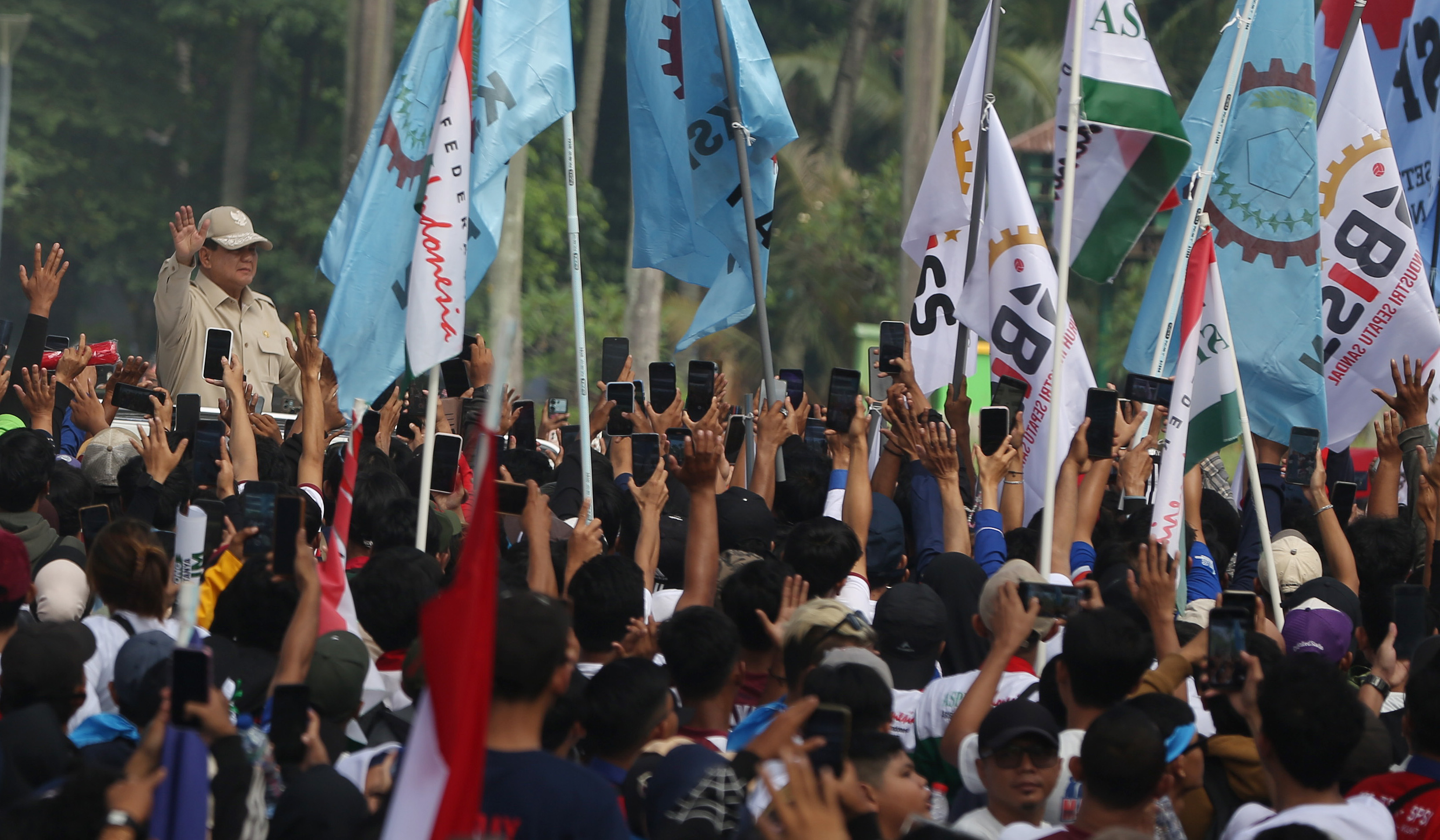 Presiden Prabowo saat menghadiri peringatan hari buruh di Monas. (Agus Priatna/SinPo.id)