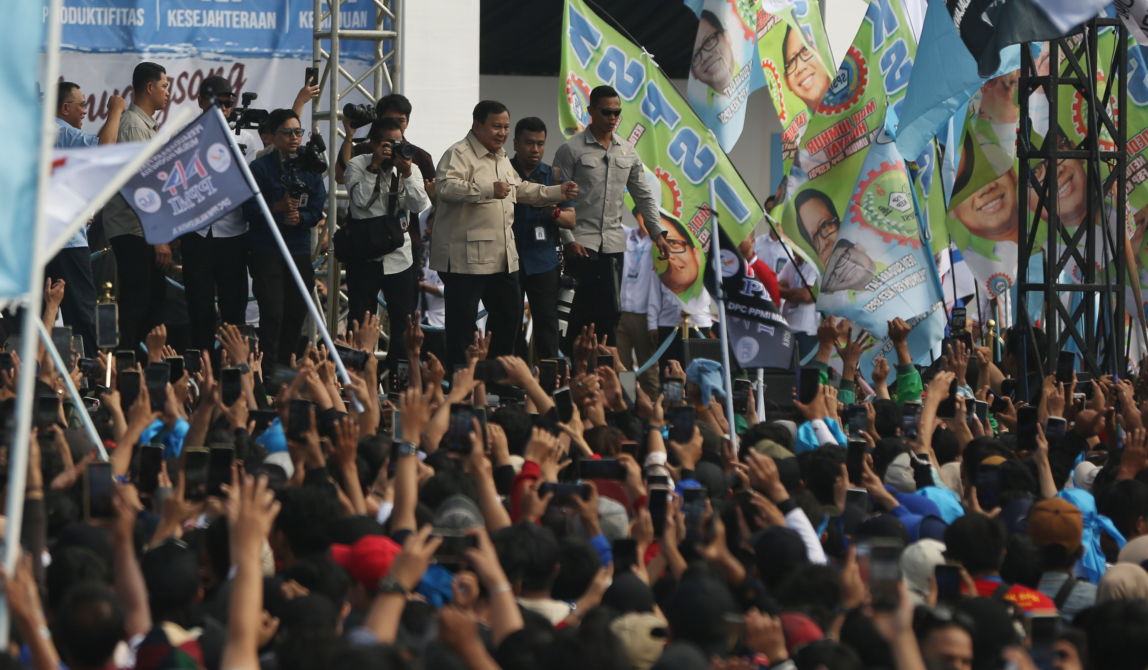 Presiden Prabowo saat menghadiri peringatan hari buruh di Monas. (Agus Priatna/SinPo.id)