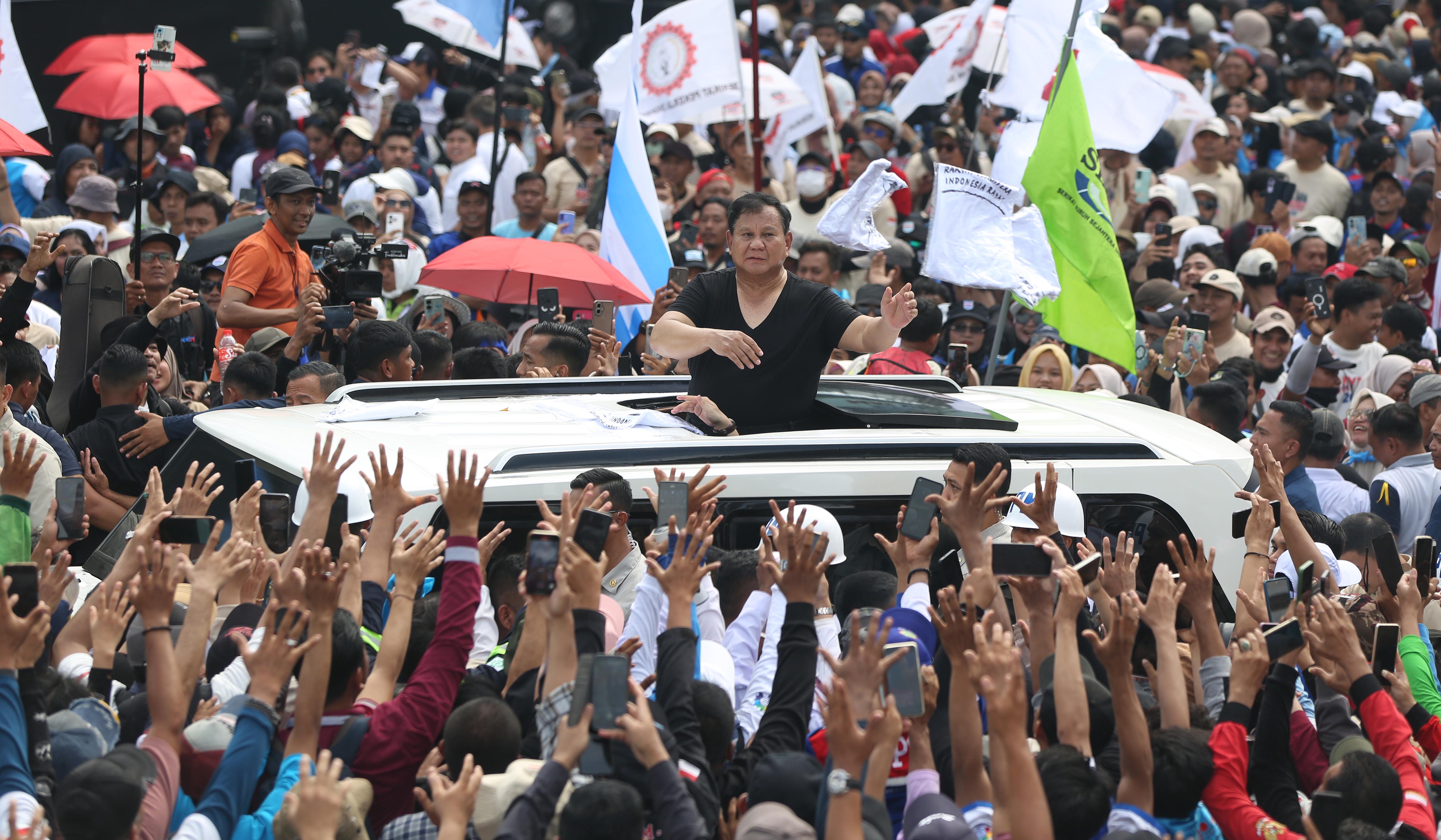 Presiden Prabowo saat menghadiri peringatan hari buruh di Monas. (Agus Priatna/SinPo.id)
