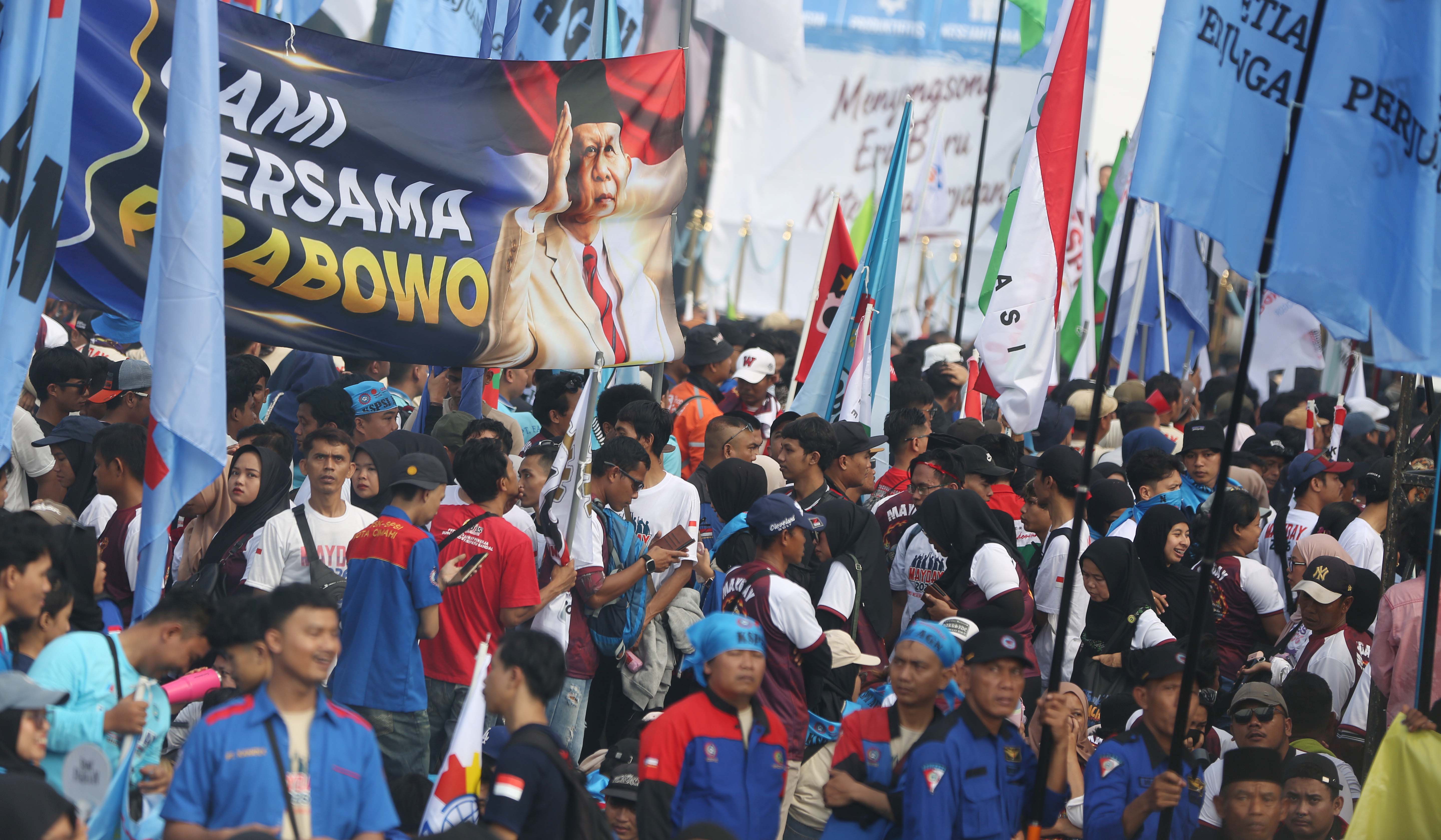 Presiden Prabowo saat menghadiri peringatan hari buruh di Monas. (Agus Priatna/SinPo.id)