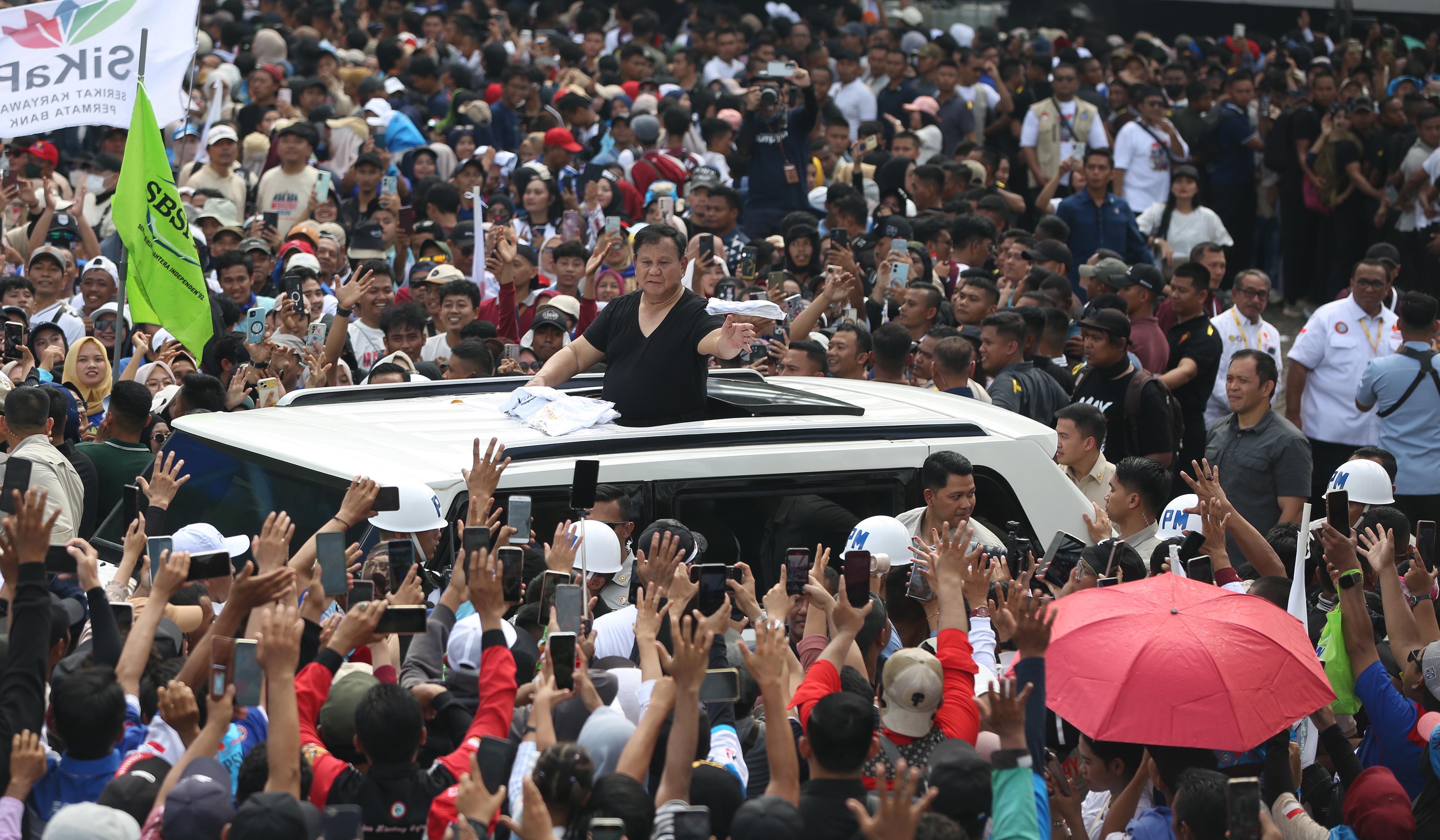Presiden Prabowo saat menghadiri peringatan hari buruh di Monas. (Agus Priatna/SinPo.id)