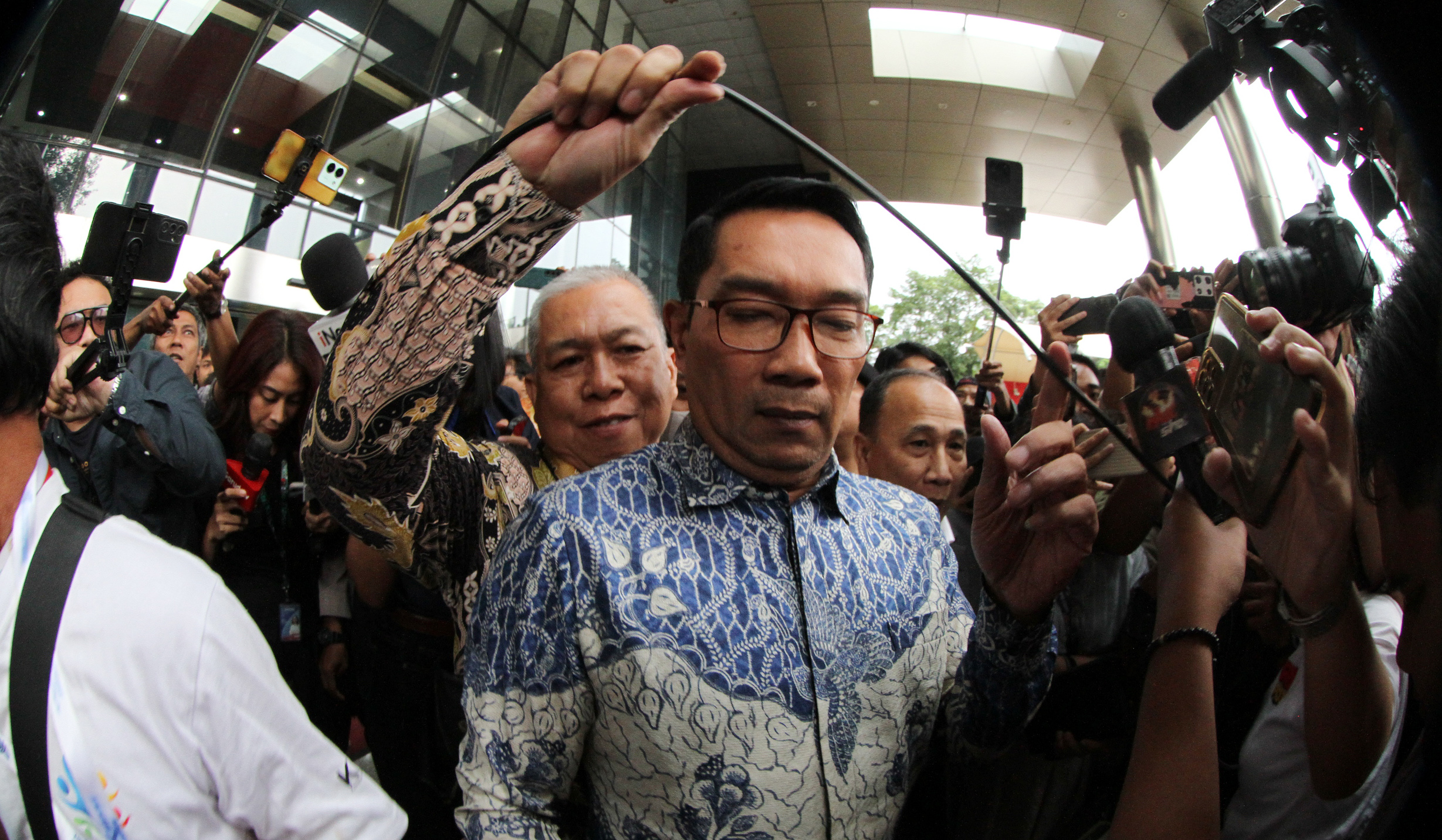 RK usai menjalani pemeriksaan KPK. (Agus Priatna/SinPo.id)