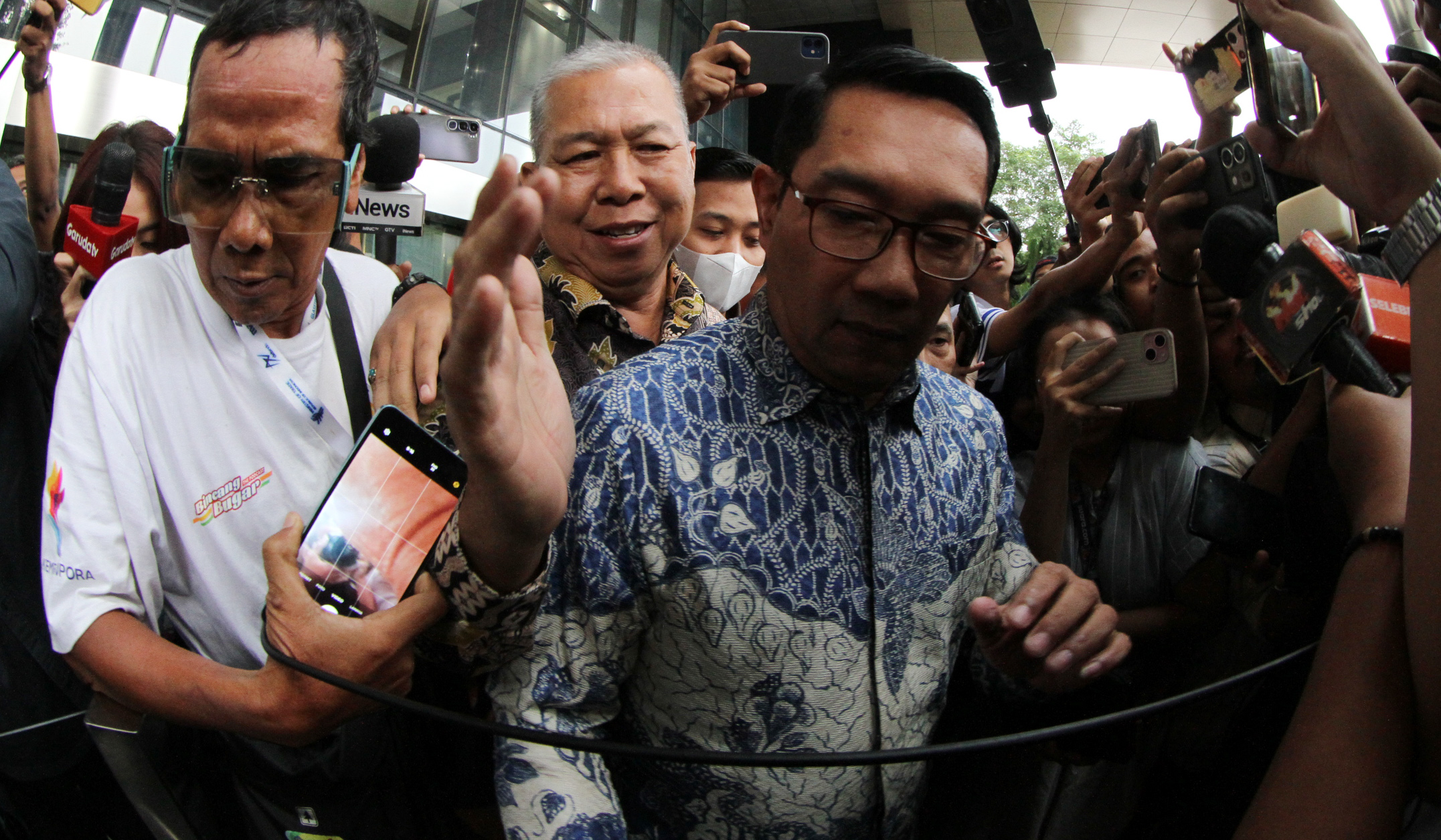 RK usai menjalani pemeriksaan KPK. (Agus Priatna/SinPo.id)