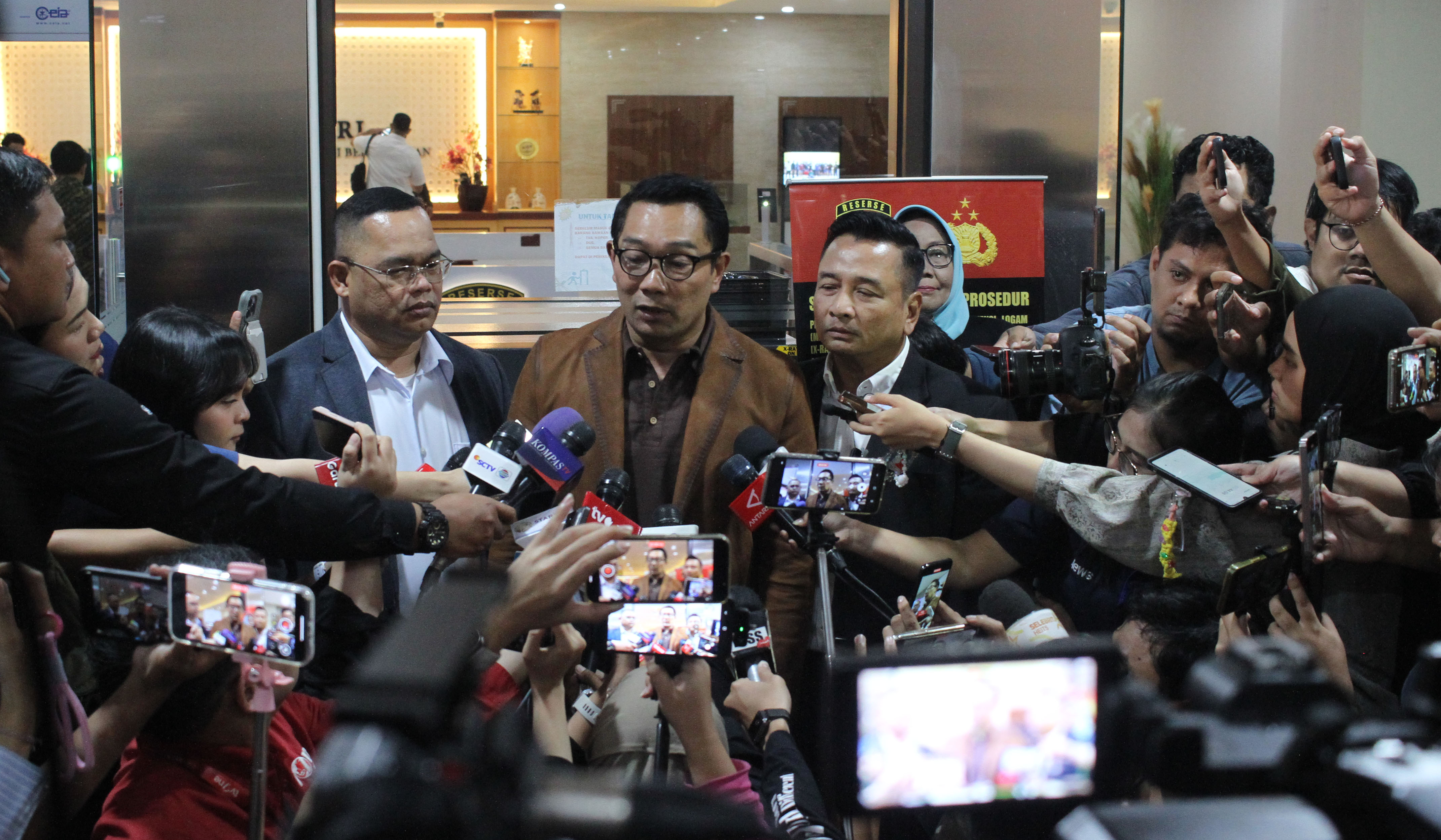 RK usai menjalani tes DNA. (Agus Priatna/SinPo.id)